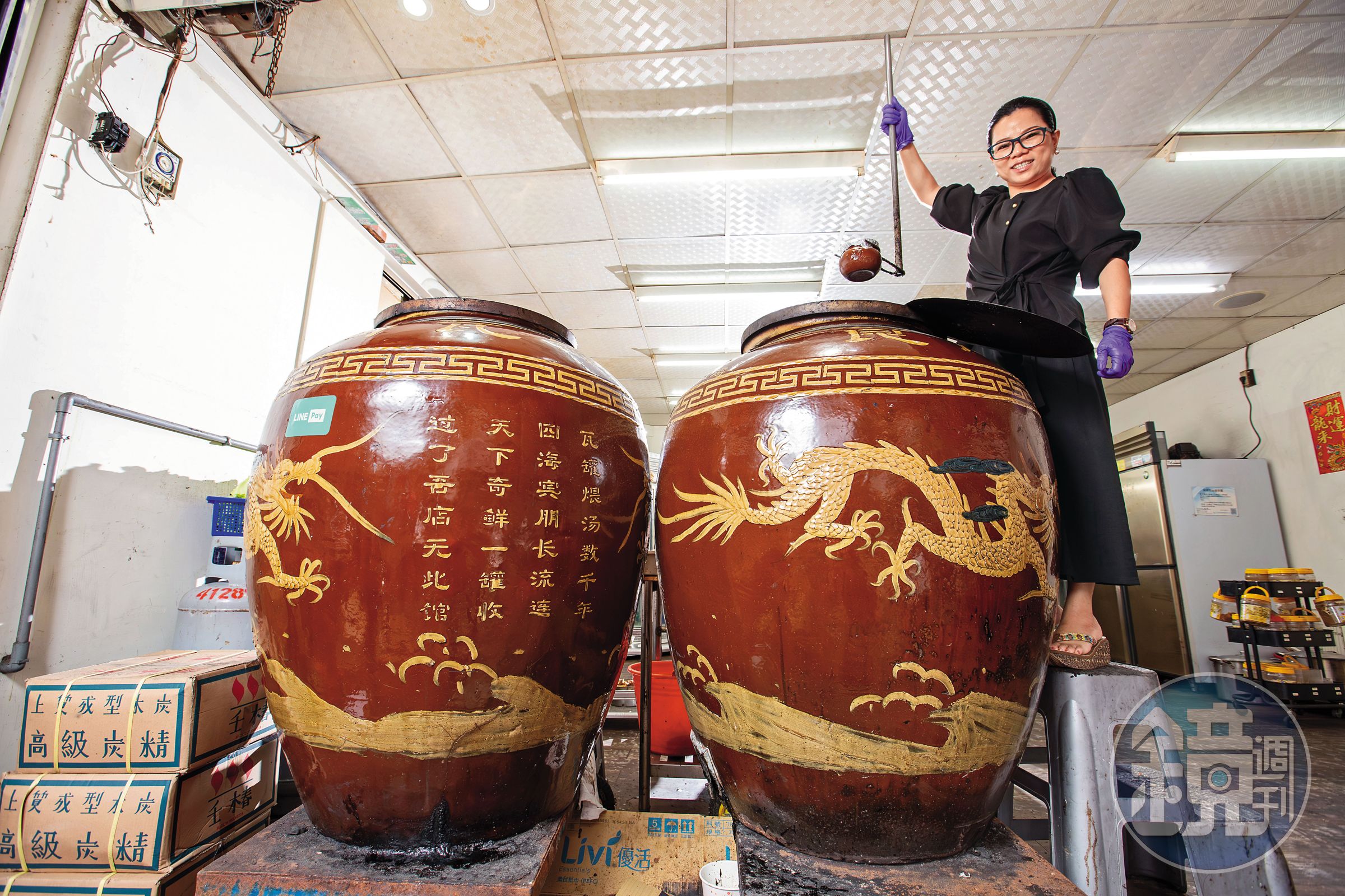 陳學賢原先創業賣湯生意不佳，但結合過去從事月嫂經驗推出養生湯品後，冬天時可以月賣700甕。