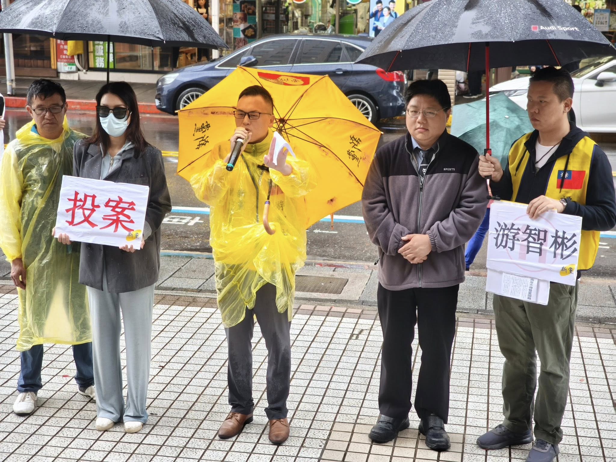 游智彬（中）今與新黨幹部召開記者會，批內政部和移民署涉嫌洩密、圖利，揚言將於明日遞狀告發。（翻攝自游智彬臉書）