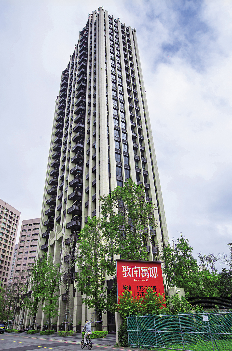 劉容嘉和男友同住在大安區知名豪宅,和張震、吳姍儒是鄰居。