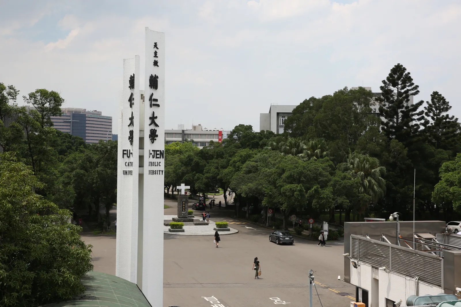 輔大圖書館有女學生的水壺遭校友「加料」。（翻攝輔仁大學官網）