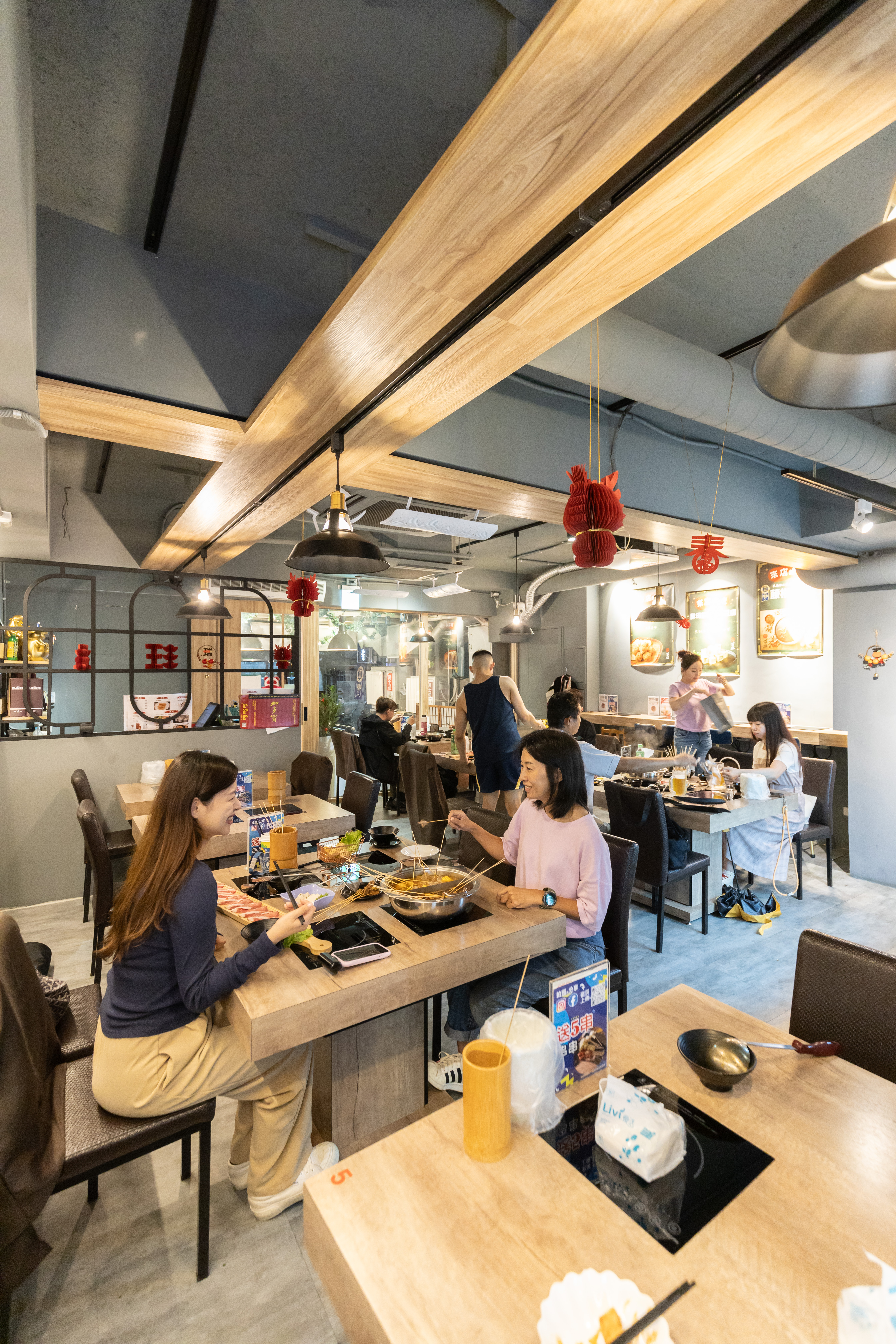 店面提供四人桌與個人鍋，一個人也能坐吧台區獨自享用。