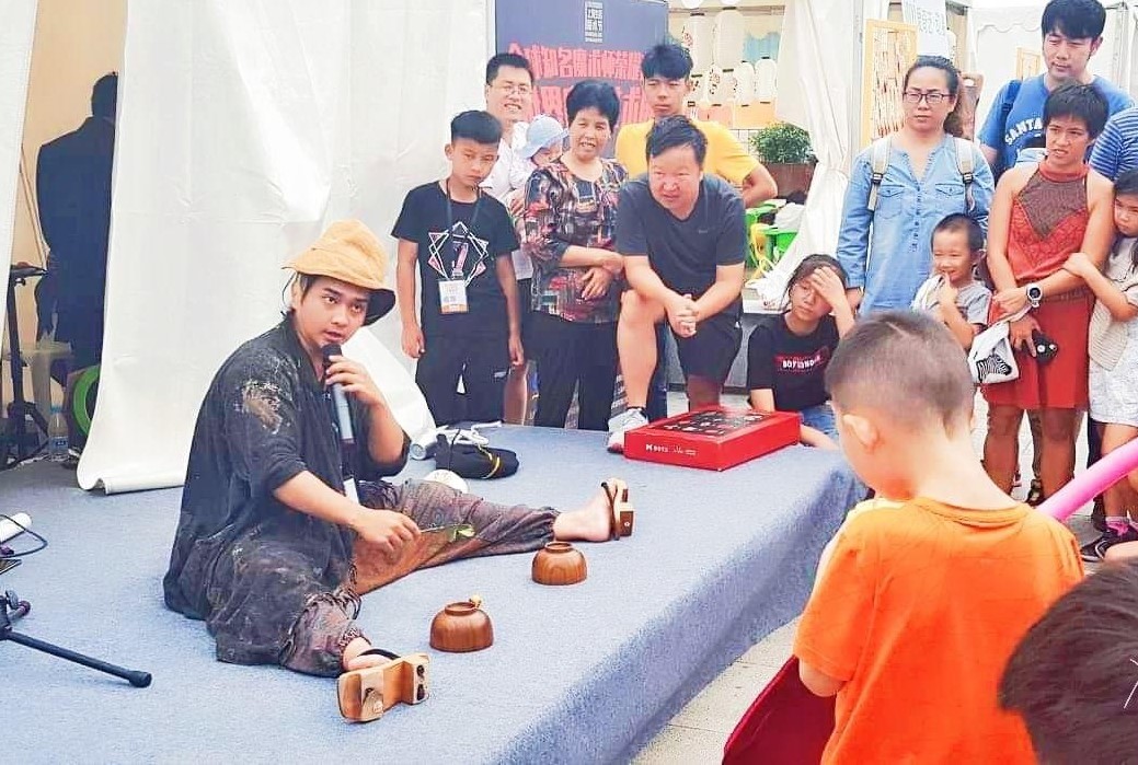 在房仲業存到足夠創業金後,鄒秉勳開始他的職業魔術師之路,他大大小小場子都接,累積大量表演經驗。(攝自幻術大仙臉書)
