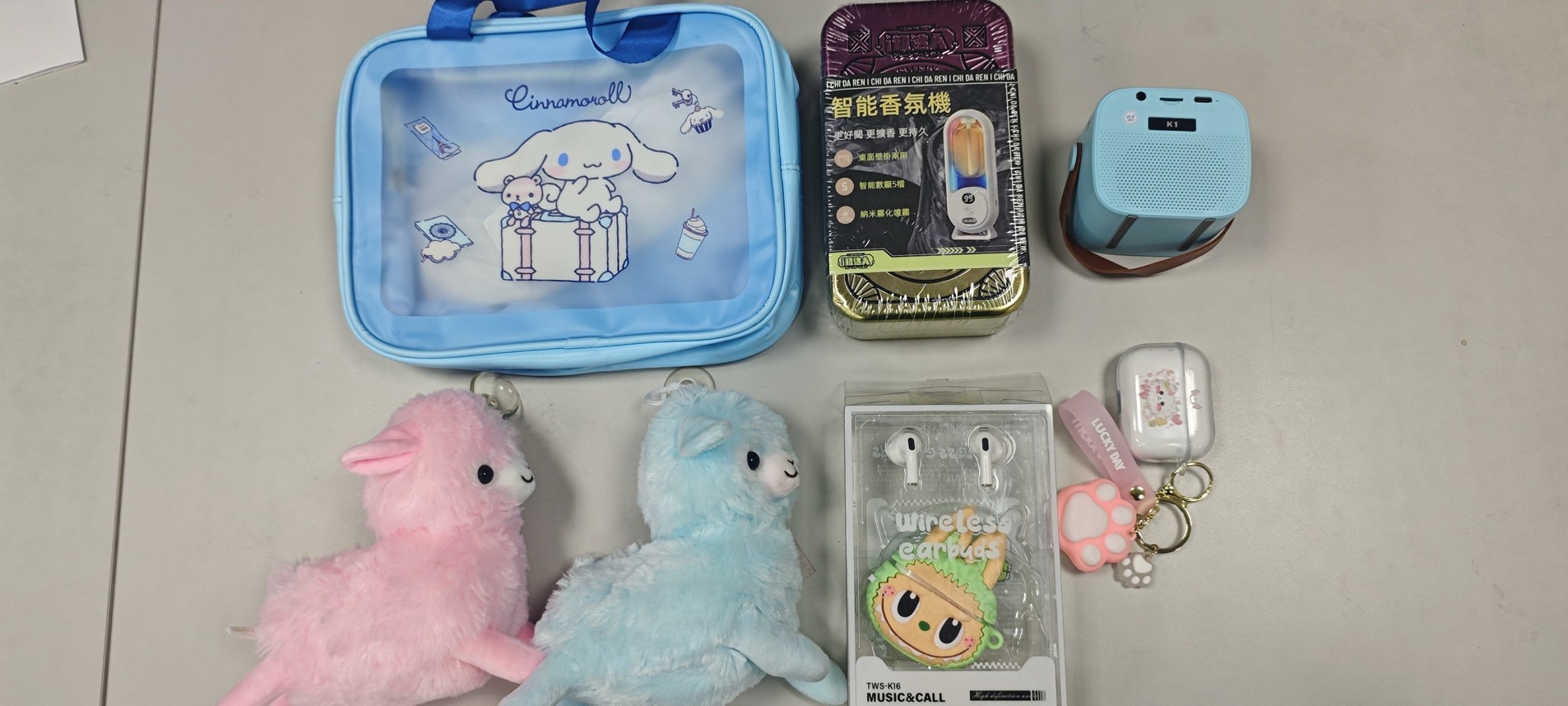 警方查獲該批男女竊取的各式商品。（翻攝畫面）