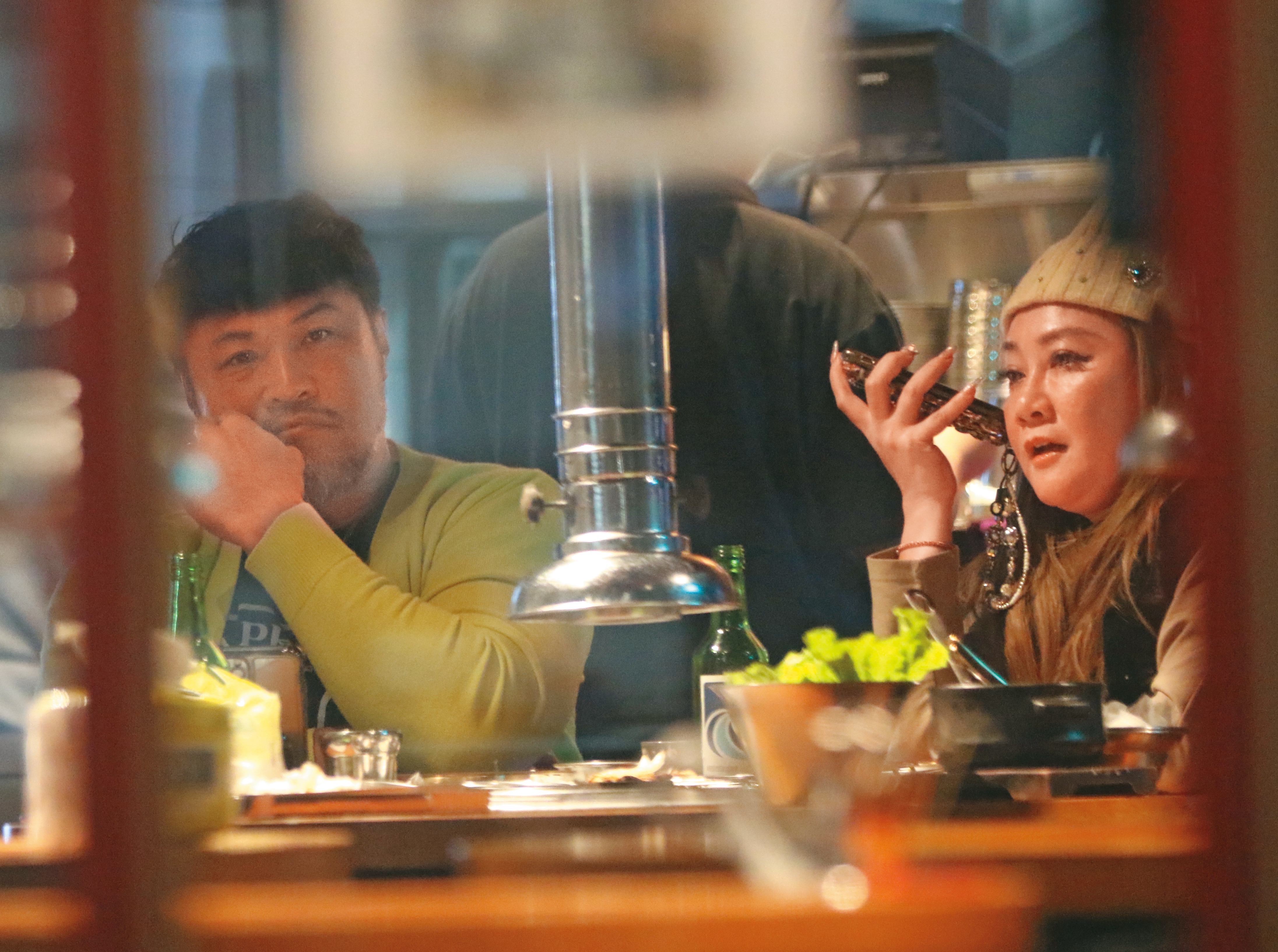 1月6日22：38本刊直擊陳致遠（左）與老婆林秀琴（右）一邊吃燒烤、一邊喝酒。