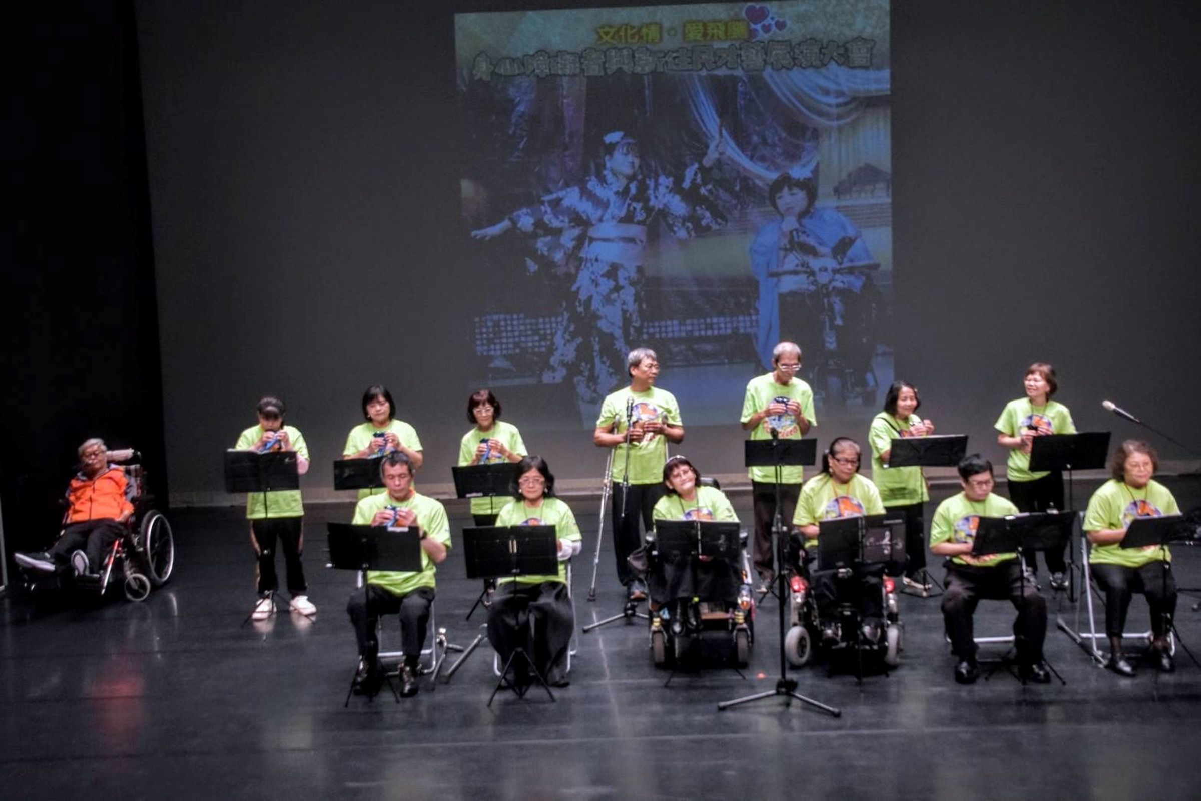 劉天富(左1)讓有興趣的身障者學習陶笛、有上台演出的機會。(劉天富提供)