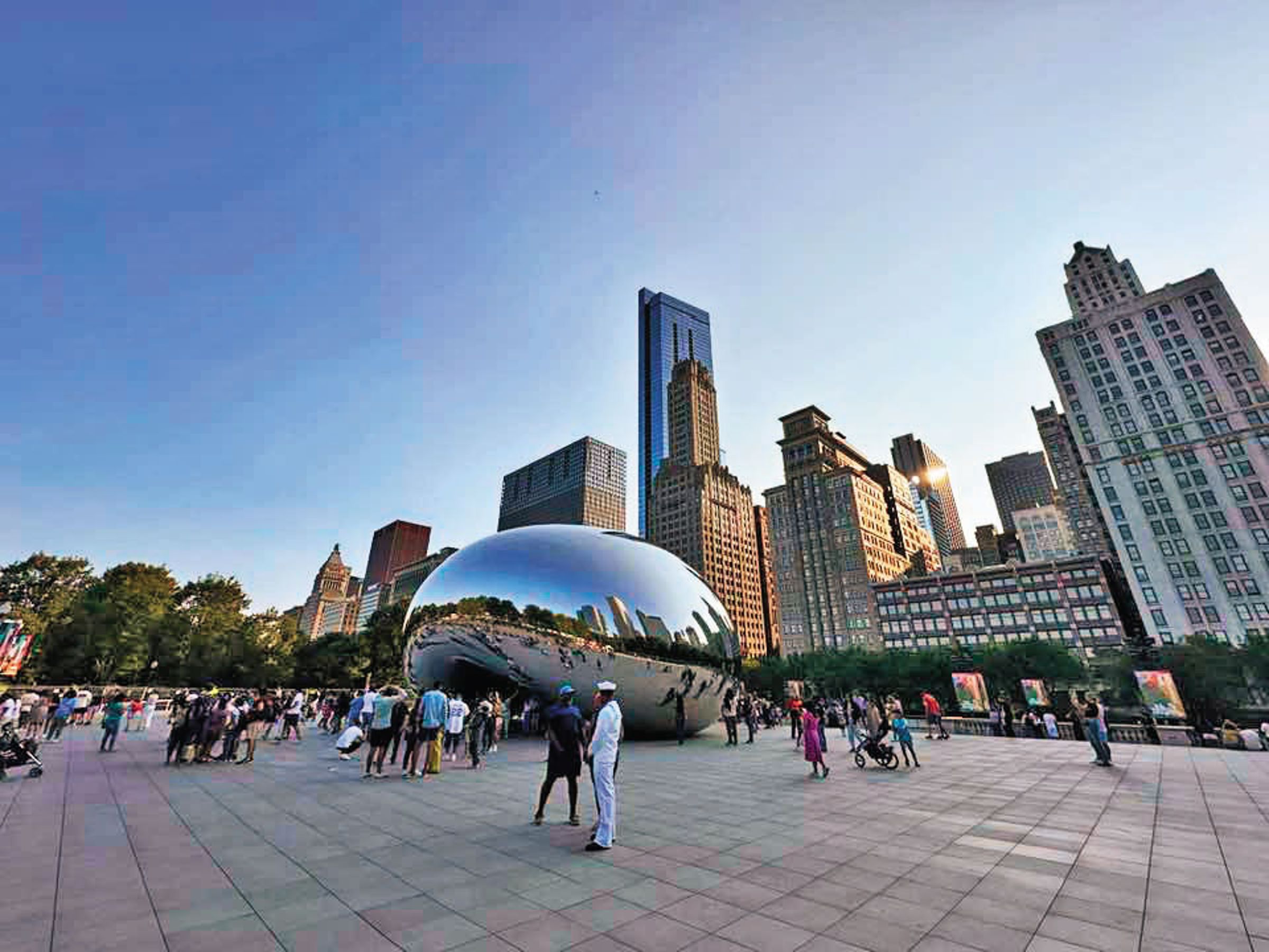 千禧公園入口處形狀貌似巨豆的「雲門」（Cloud Gate）玻璃不鏽鋼雕塑，是芝加哥知名地標。（翻攝Taiwan in Chicago臉書）