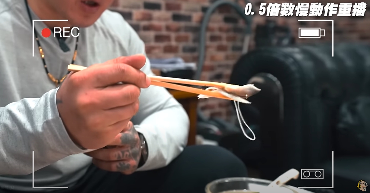 館長公開第二機視角的畫面，當時他用筷子夾了生魚片和蘿蔔絲。（翻攝自館長惡名昭彰YT頻道）