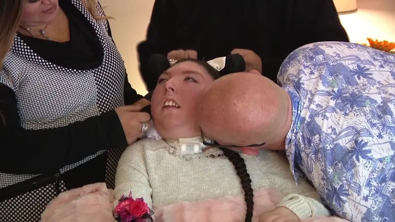 亞歷克斯出生便患有罕見疾病，醫師曾悲觀預測她「活不過4歲」。（翻攝自news4sanantonio）