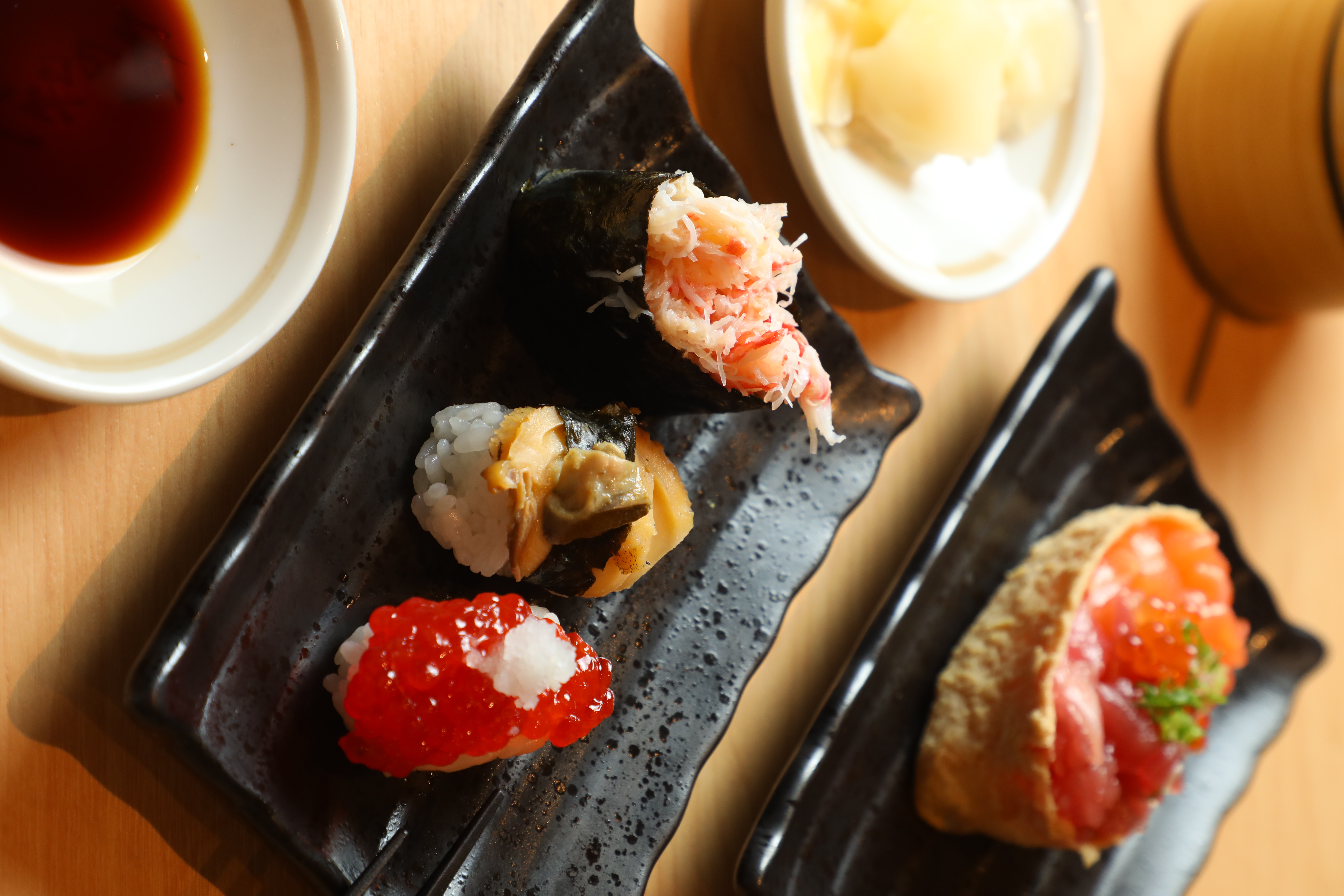 想吃點特別的,就來一份老饕最愛的「松葉蟹」(前左起)「活鮑魚」「筋子」或「海寶捲」(後)。(80元~180元/貫)