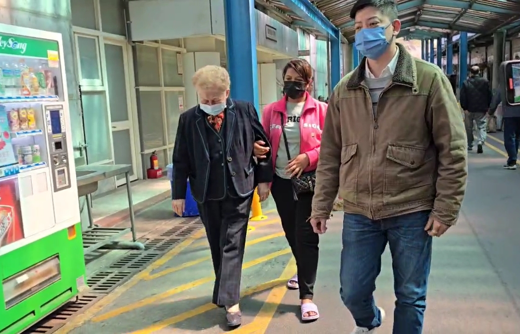 柯媽媽悲痛赴殯儀館，邊走邊落淚，而告別式日期目前未定。（鏡新聞提供）