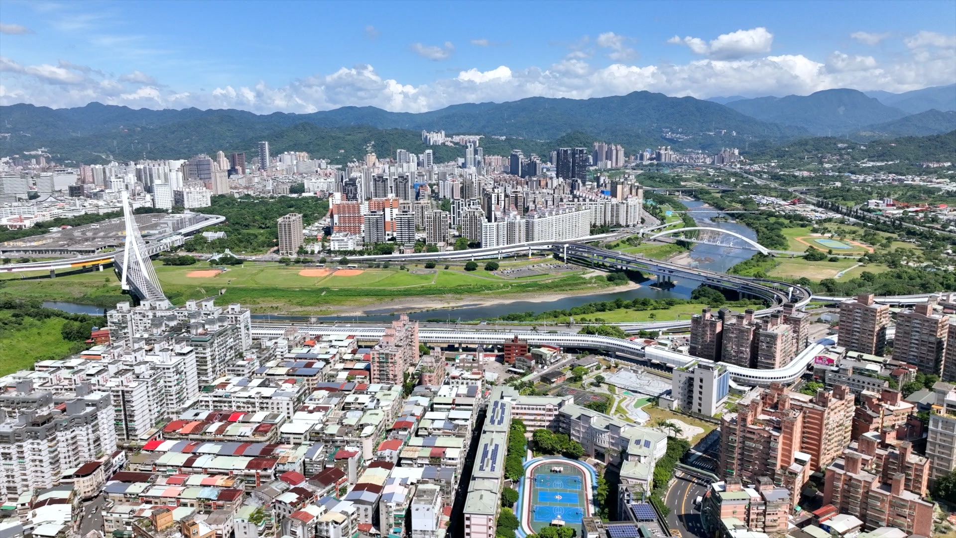 新店新和生活圈擁三快一高、雙捷優勢，「敦南之森」以中小坪數對接首購剛需，搶占外環第一圈通勤熱點。