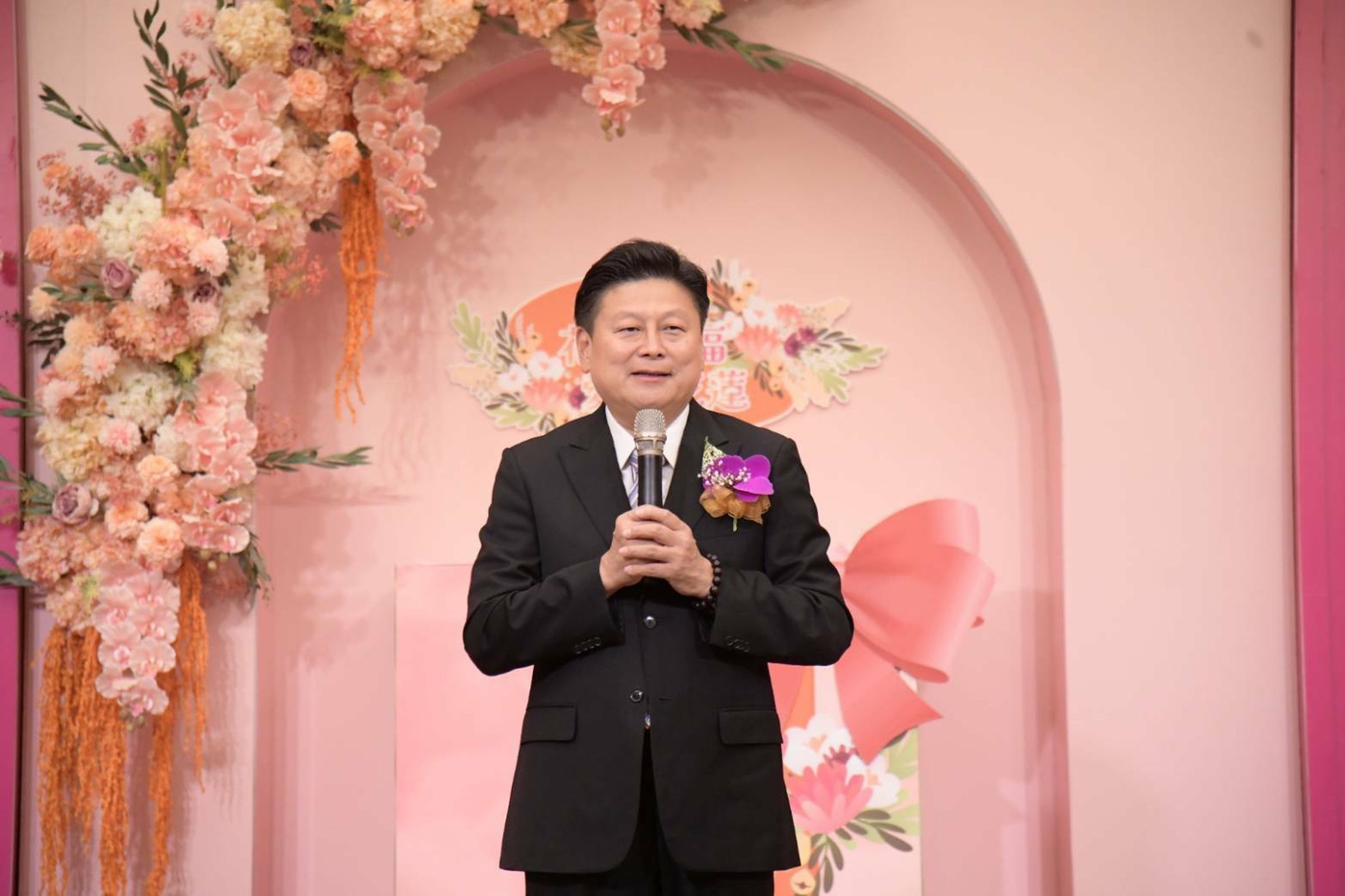 傅崐萁與徐榛蔚19日在飯店主持集團婚禮。(花蓮縣政府提供)