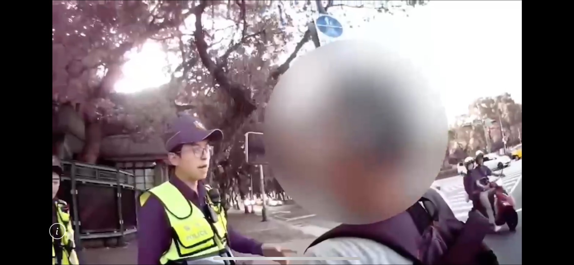 劉女不滿被警方勸離,轉將手機拍攝警方,並開罵不雅字句。(翻攝畫面)