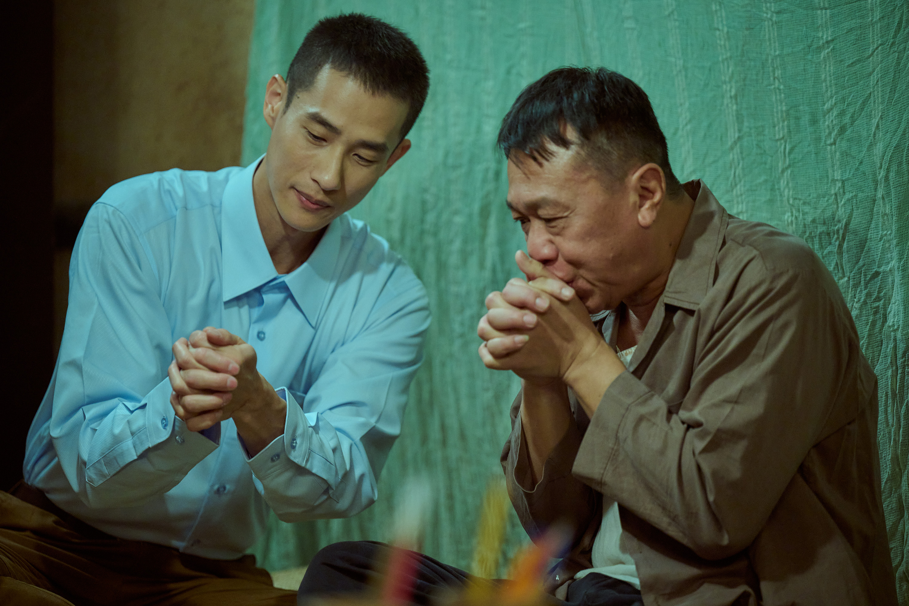 游安順(右)和盧彥澤劇中以手笛作為親子互動的象徵。(台視提供)