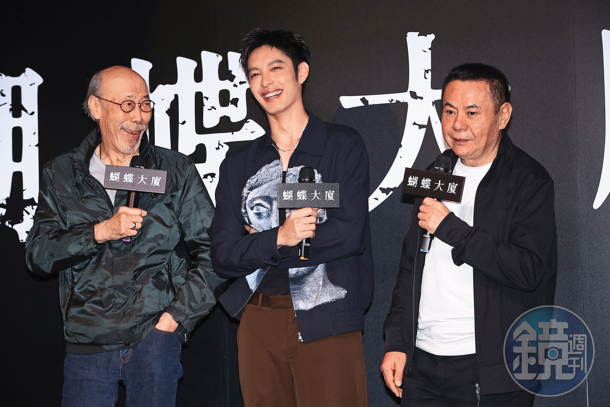 片中飾演大樓管理員的馮淬帆（左起）、曹佑寧及「廟公」蔡振南出席該片卡司發布會，沒想到隔天錦新大樓就傳出跳樓事件。