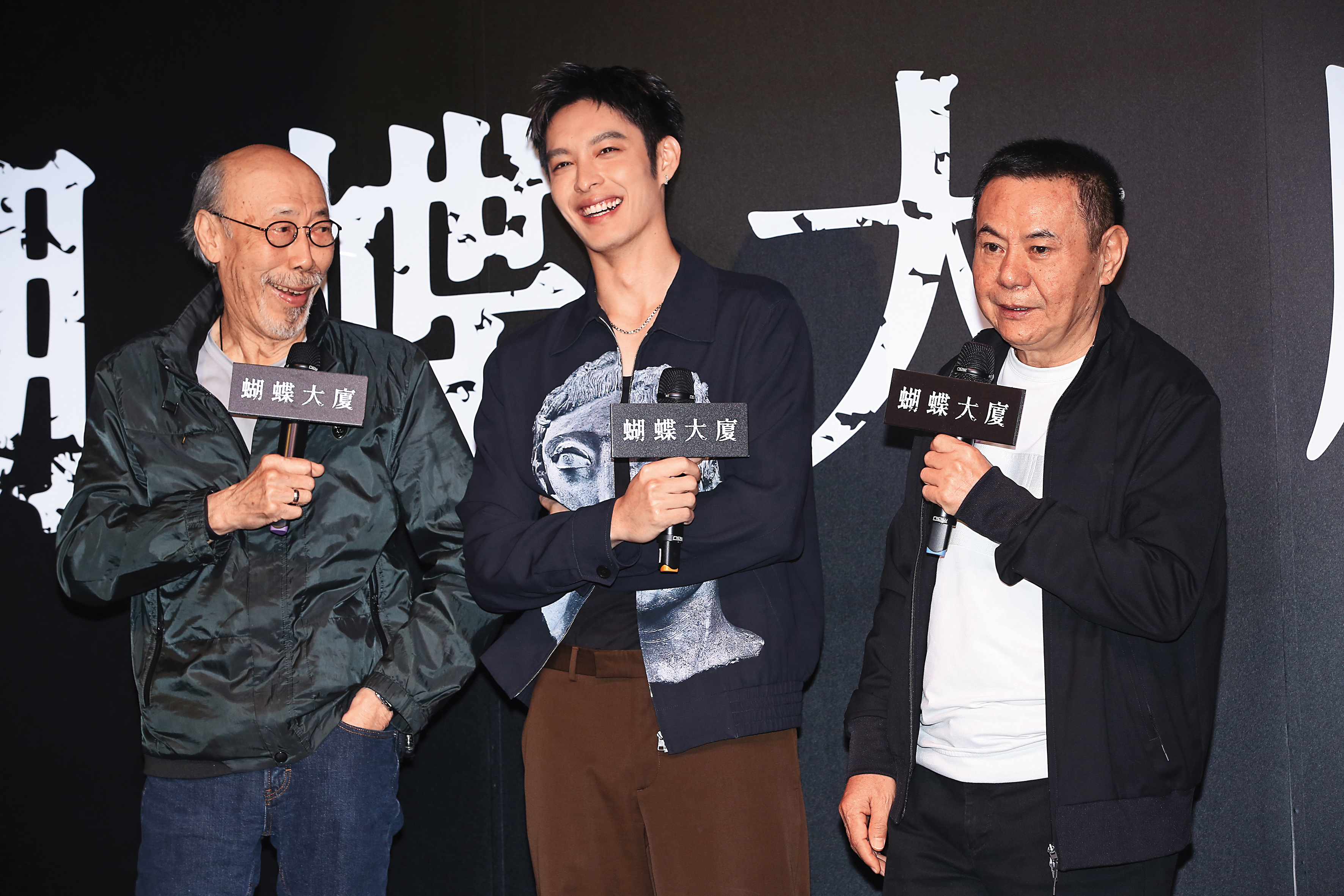 片中飾演大樓管理員的馮淬帆(左起)、曹佑寧及「廟公」蔡振南出席該片卡司發布會,沒想到隔天錦新大樓就傳出跳樓事件。