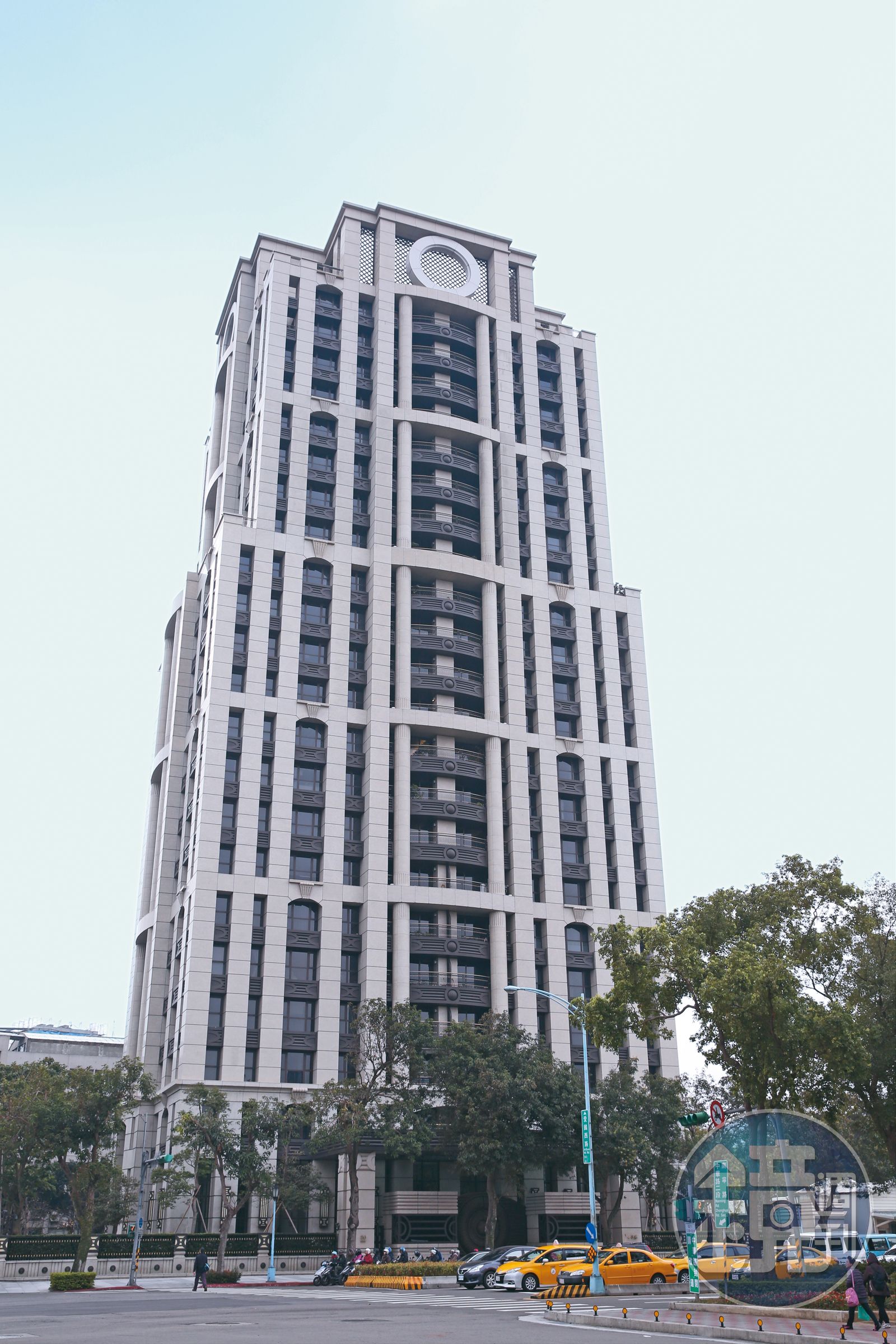 周杰倫買下2戶「元大一品苑」,因大樓鄰近博愛特區,在興建時爭議不斷。(圖/鏡週刊)