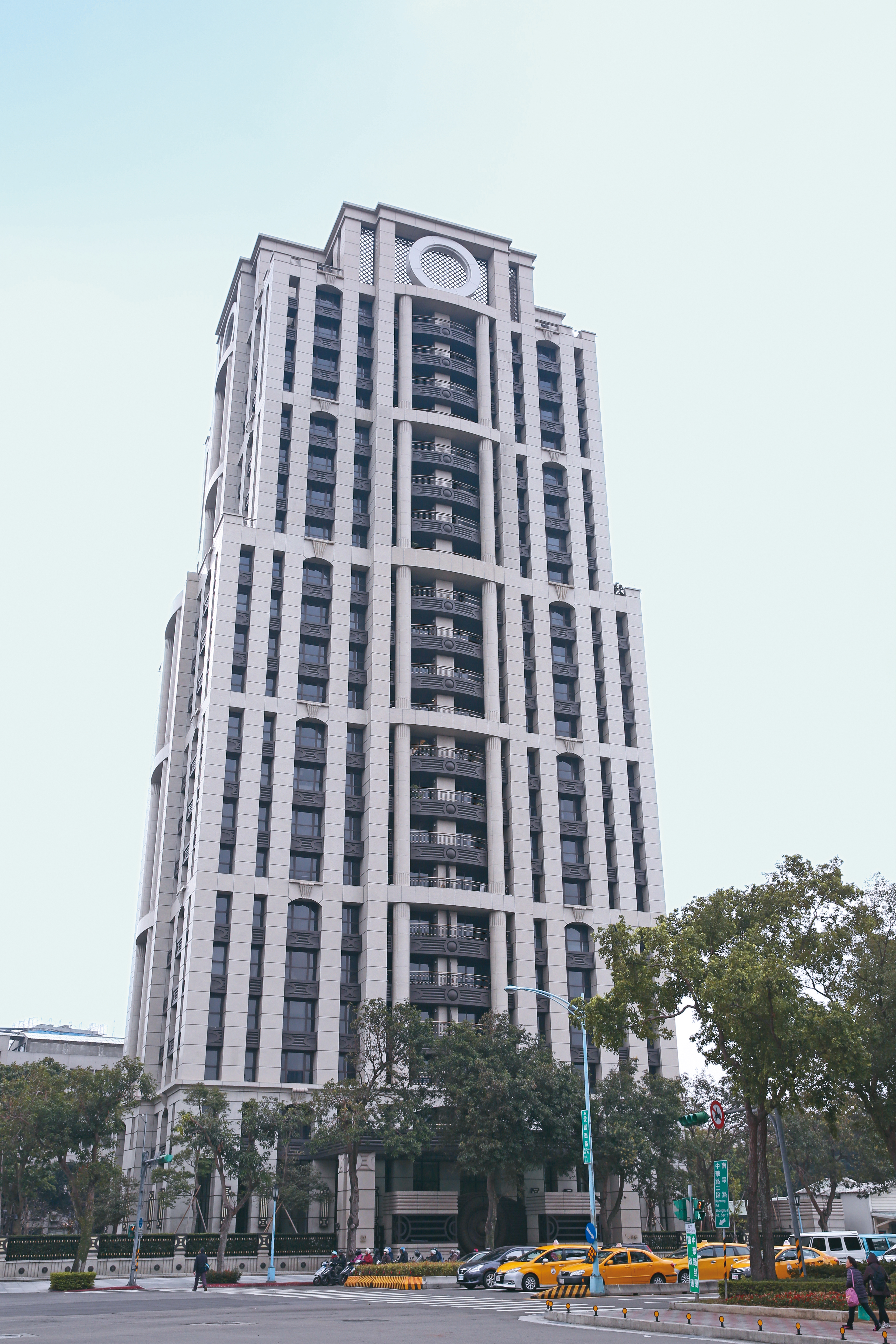 周杰倫買下2戶「元大一品苑」，因大樓鄰近博愛特區，在興建時爭議不斷。