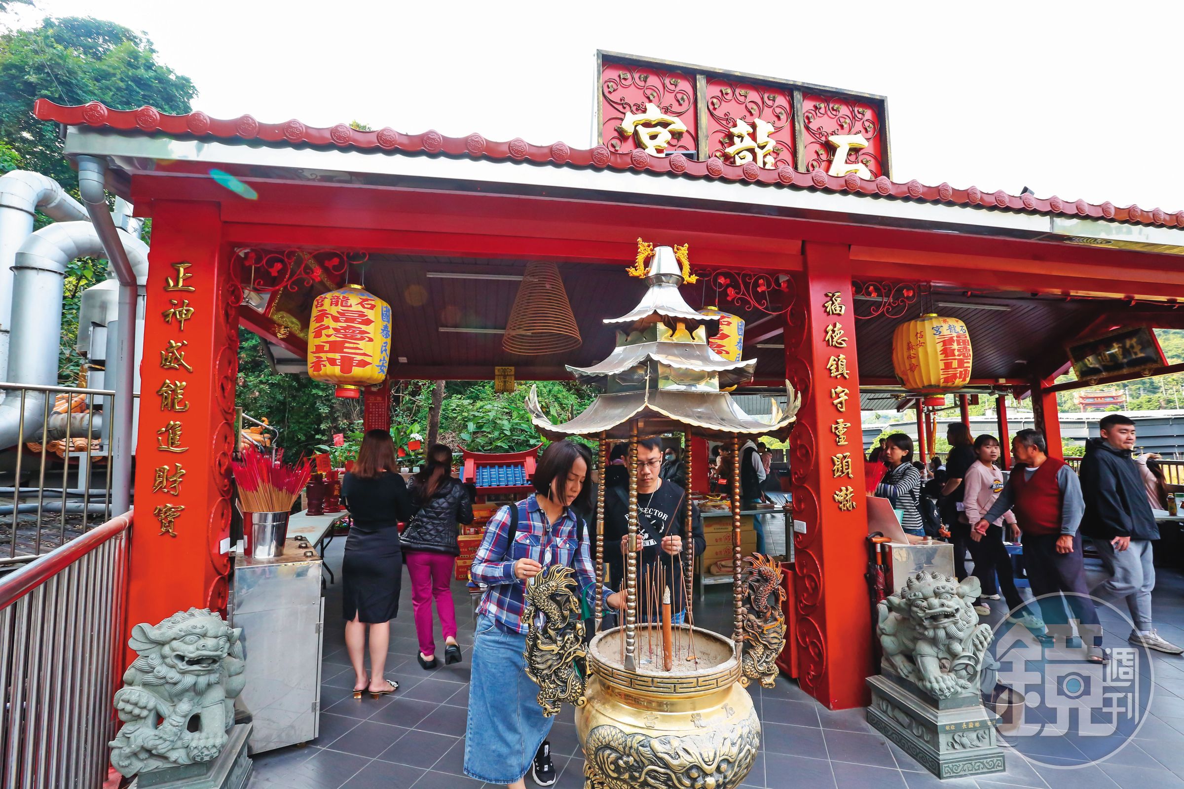 石龍宮2024年8月雖慘遭祝融,但土地公卻毫髮無傷,整修後信眾回籠,平日也是絡繹不絕。