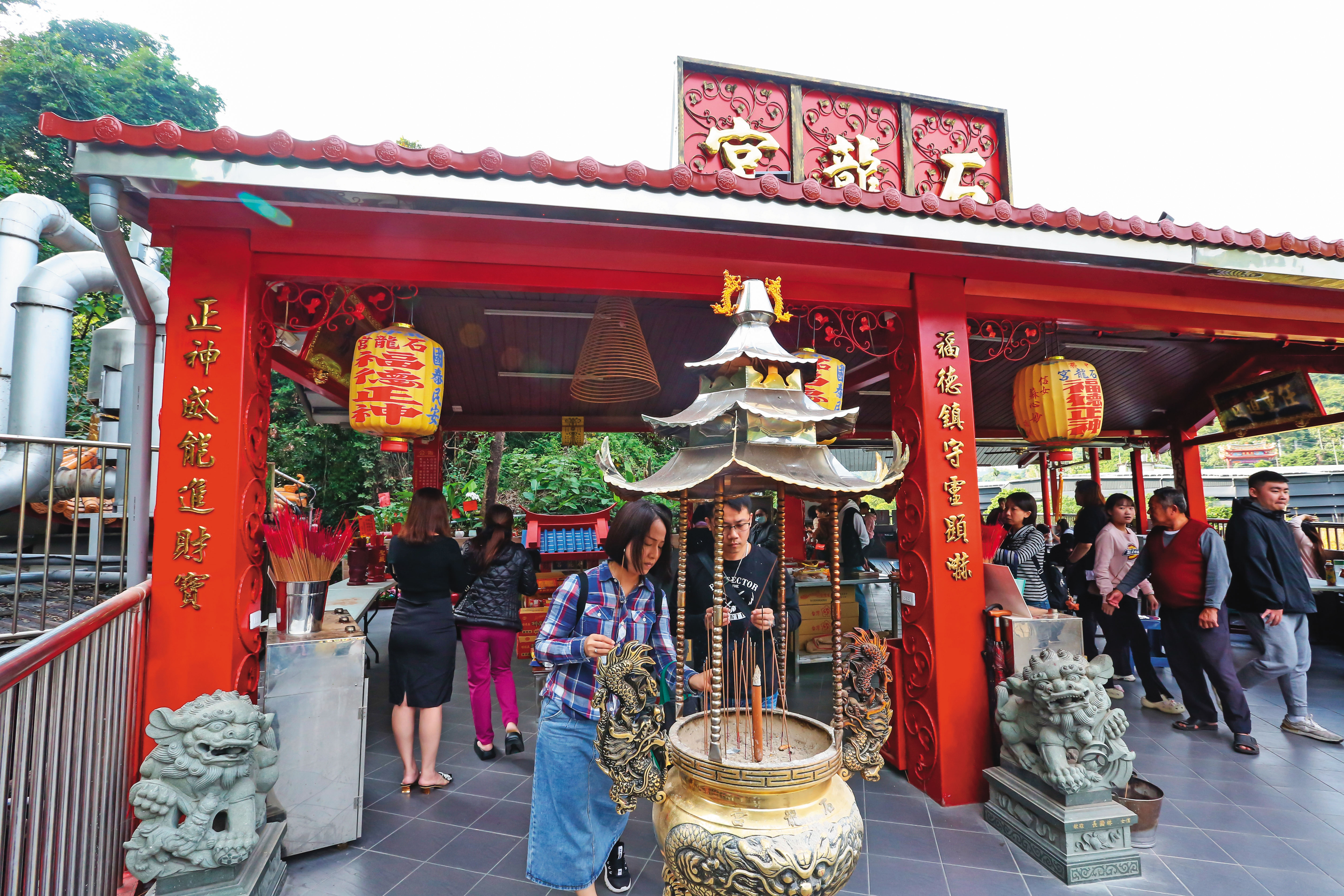 石龍宮2024年8月雖慘遭祝融，但土地公卻毫髮無傷，整修後信眾回籠，平日也是絡繹不絕。