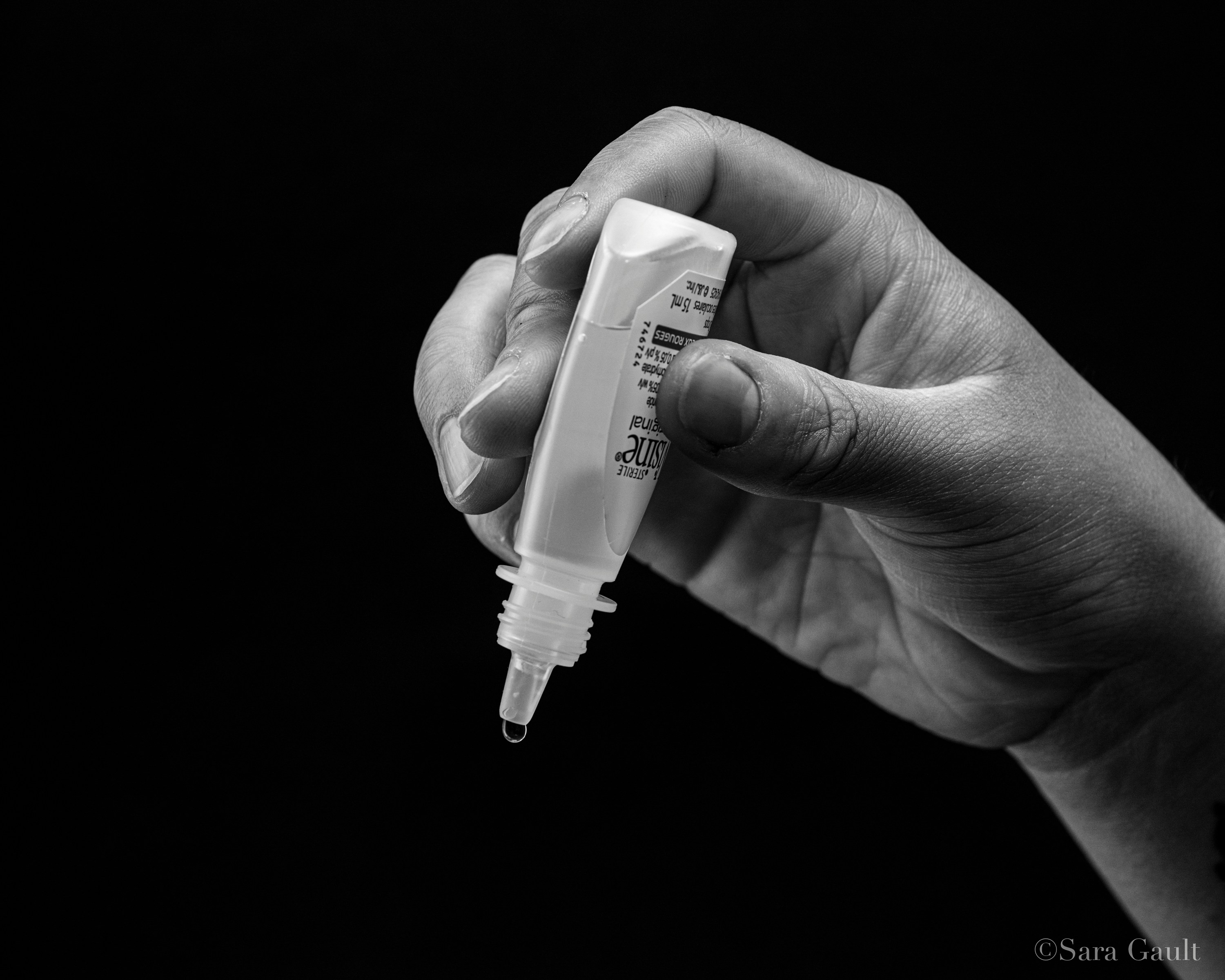 西班牙一名狠母疑似虐兒，多次對2歲兒子眼睛滴入有害液體，害兒子幾乎失明。（示意圖，取自Unsplash）