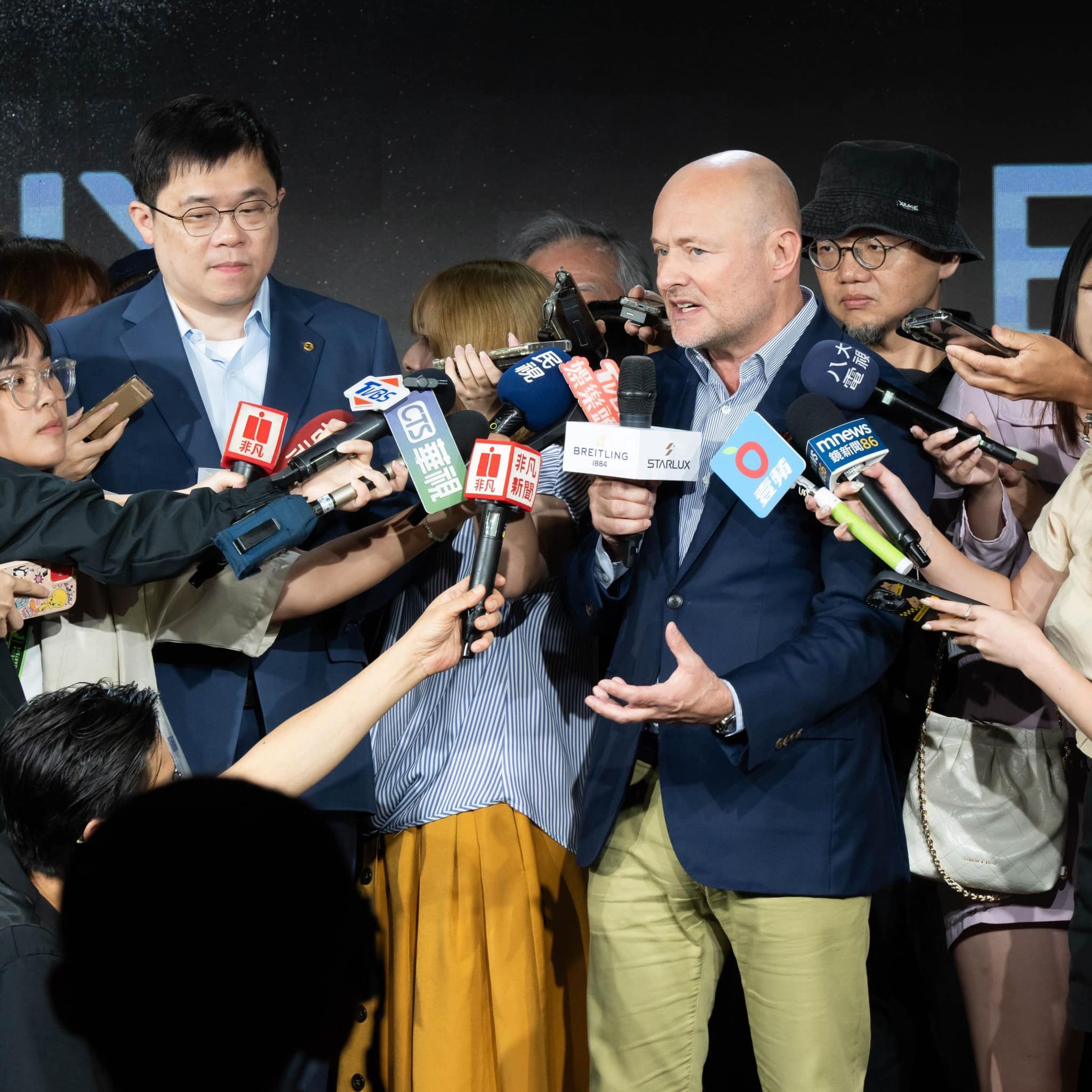 百年靈總裁Georges Kern來台出席記者會,首次體驗到被台灣電子媒體包圍採訪的盛況。