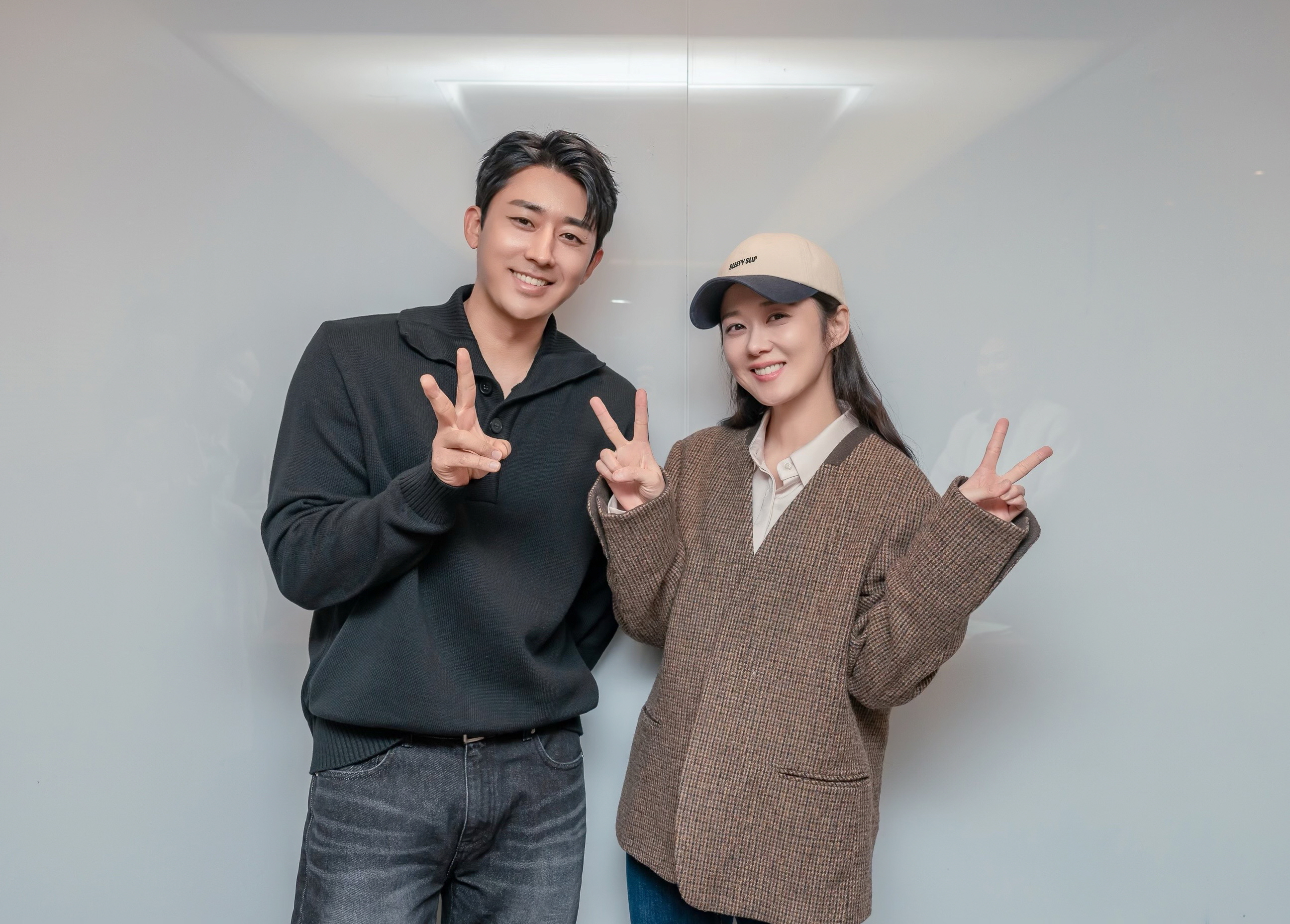 孫浩俊（左）與張娜拉睽違六年合作新劇《我的Happy Ending》演夫婦。（Hami Video提供）