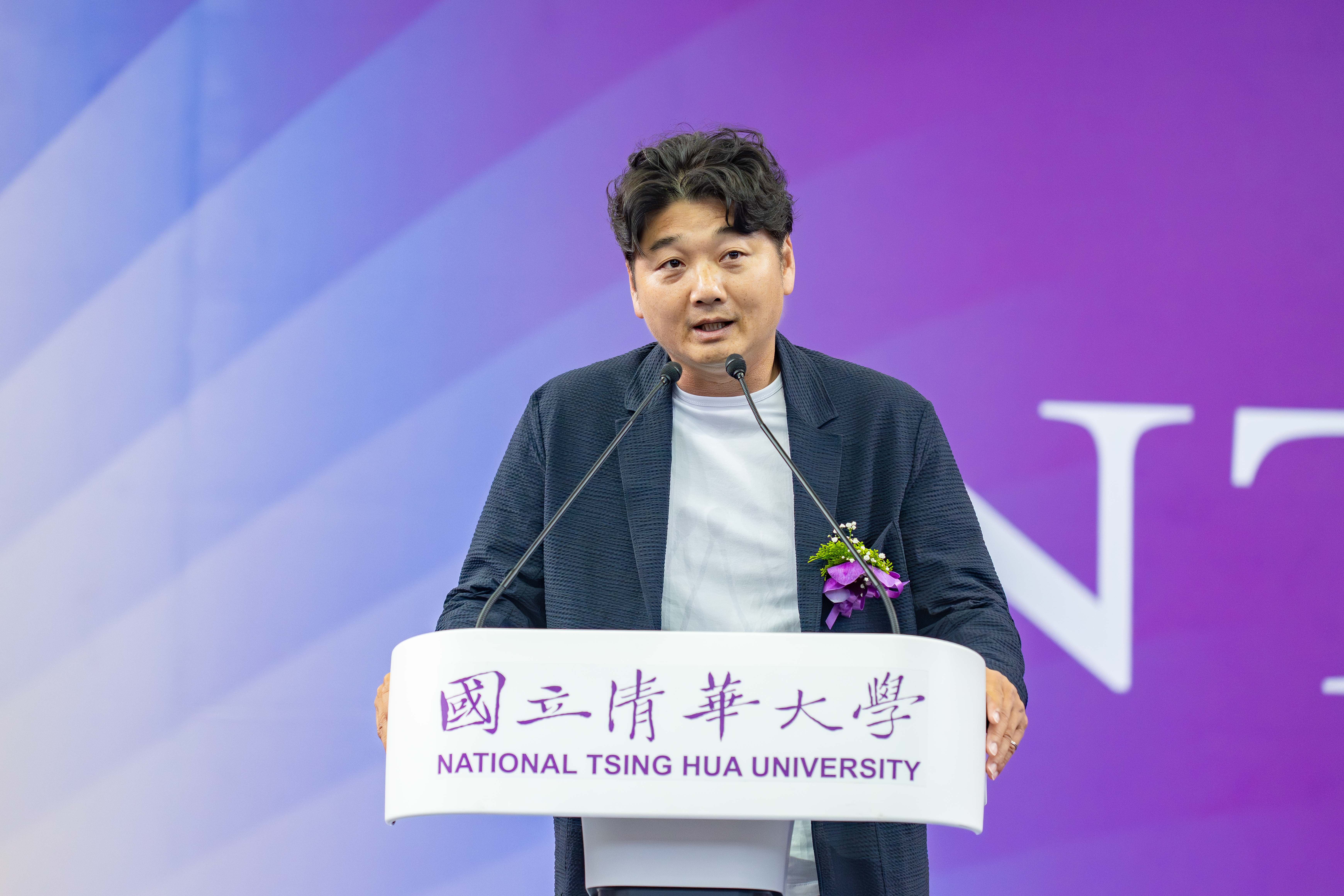 樂天桃猿總教練曾豪駒出席清華畢業典禮，分享中華隊12強賽奪冠歷程，勉勵畢業生勇敢逐夢、不忘初衷。（清華大學提供）