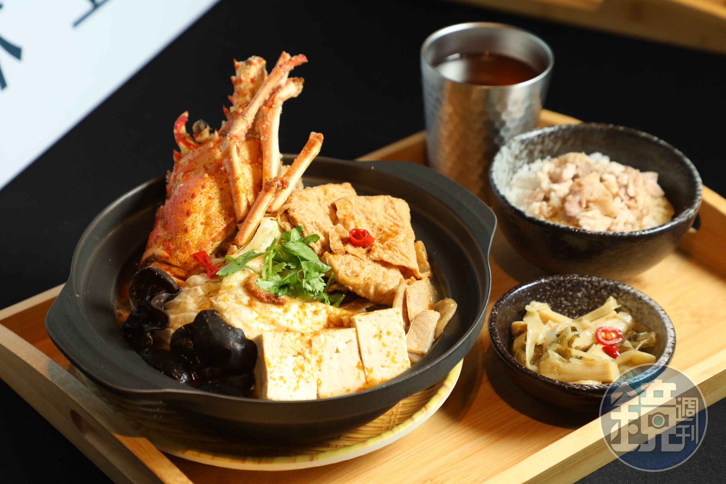 台北101獨家販售的「沙鍋龍蝦套餐」，有半隻龍蝦，並附上火雞肉飯、小菜和飲料。（499元／套餐）