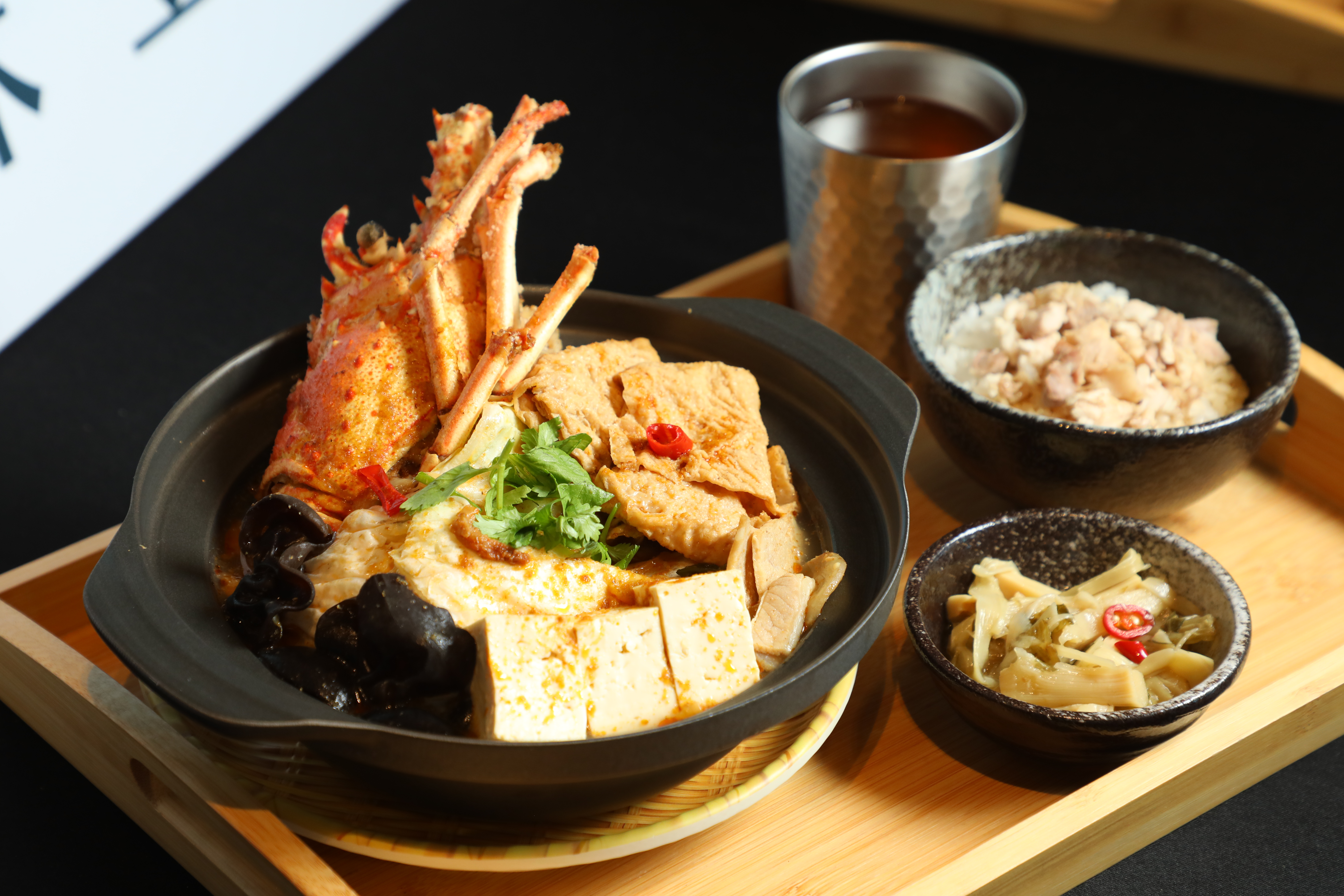 台北101獨家販售的「沙鍋龍蝦套餐」，有半隻龍蝦，並附上火雞肉飯、小菜和飲料。（499元／套餐）