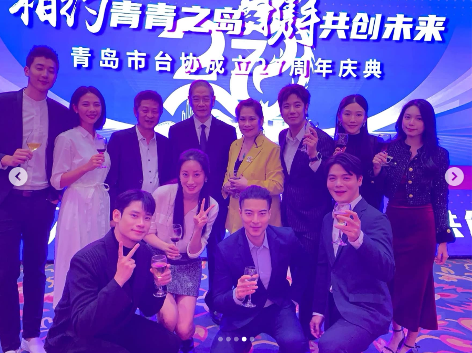 好萊塢演員唐嘉壕（前排右二）、海峽兩岸關係協會會長張志軍（後排左四）及其他演員出席儀式，場面盛大。（讀者提供）