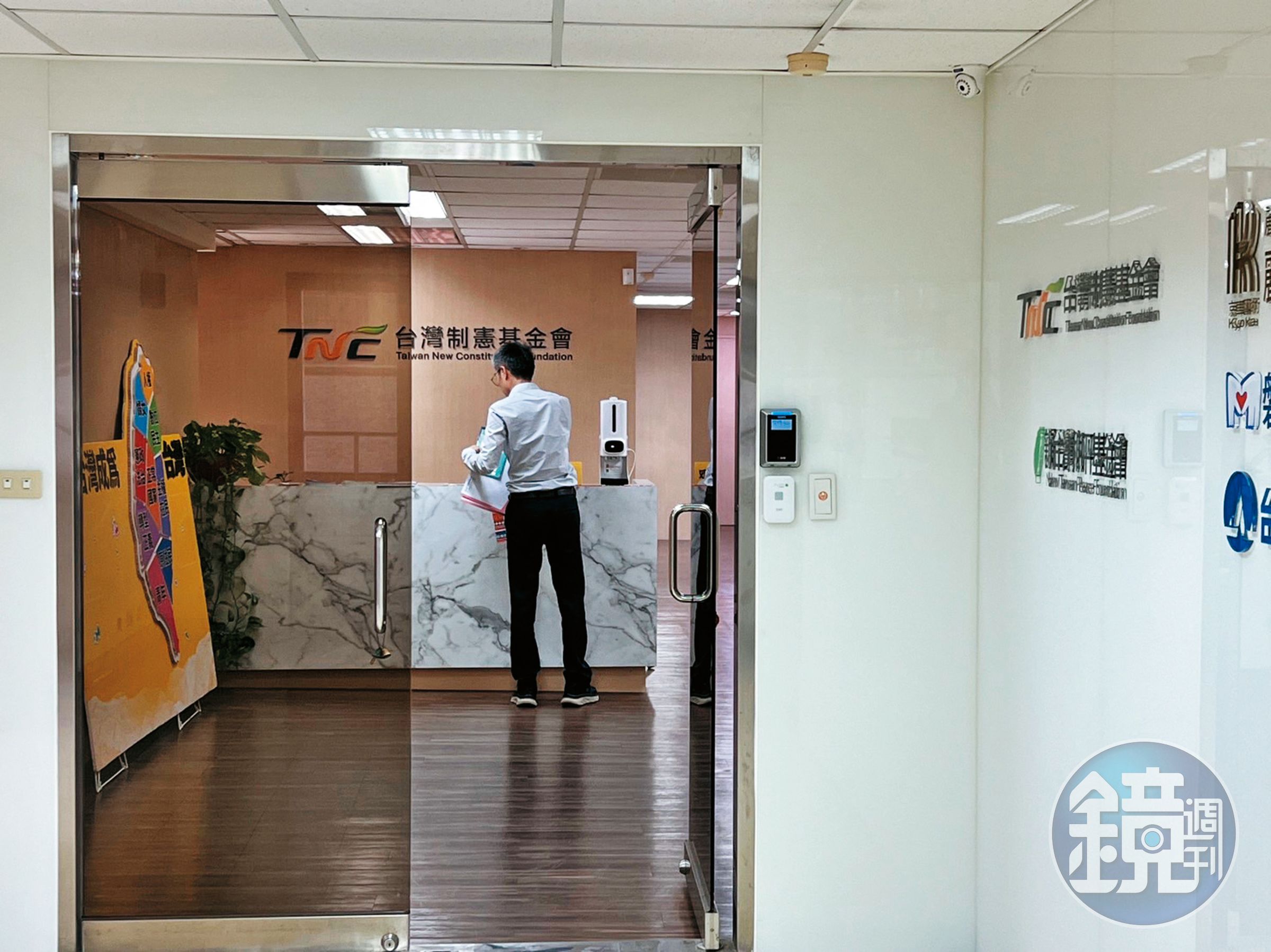 辜寬敏創立的二個基金會，在他過世後由妻子王美琇接手。