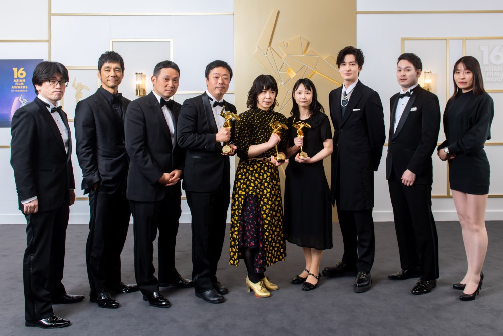 濱口竜介導演（左3）率領《在車上》團隊在亞洲電影大獎大放異彩，中為獲最佳原創音樂獎的石橋英子。（翻攝自亞洲電影大獎官網）