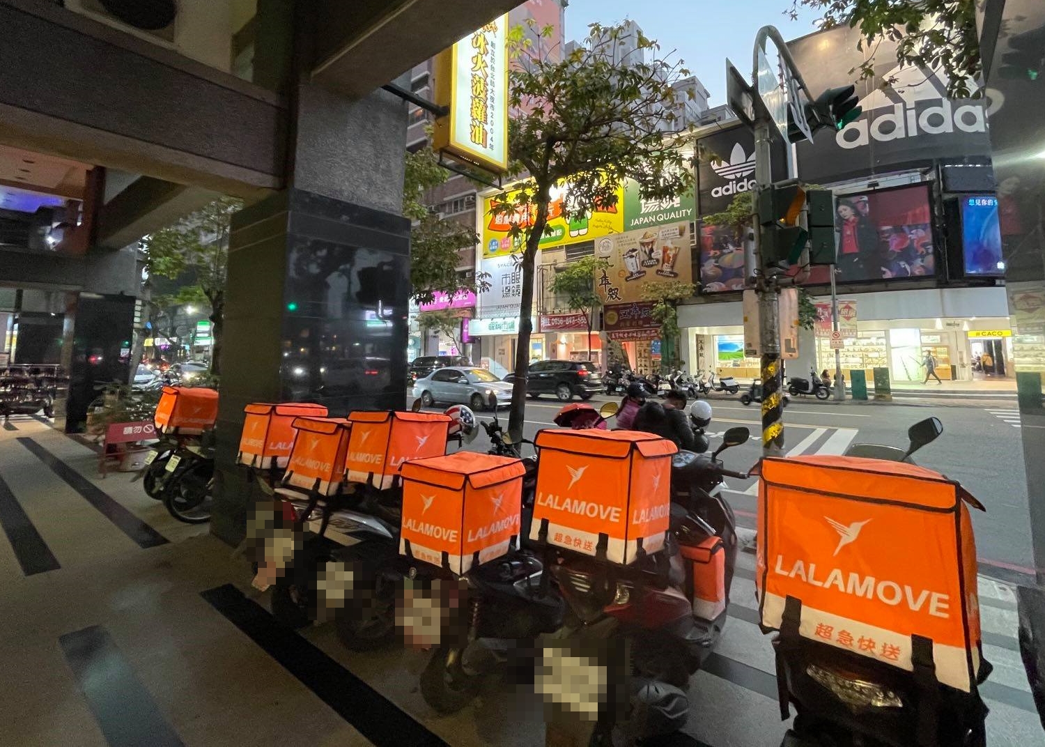 Lalamove先前用戶條款中，竟寫著Lalamove是一家在「中華人民共和國台灣地區註冊成立的公司」。（翻攝自Lalamove臉書粉專）