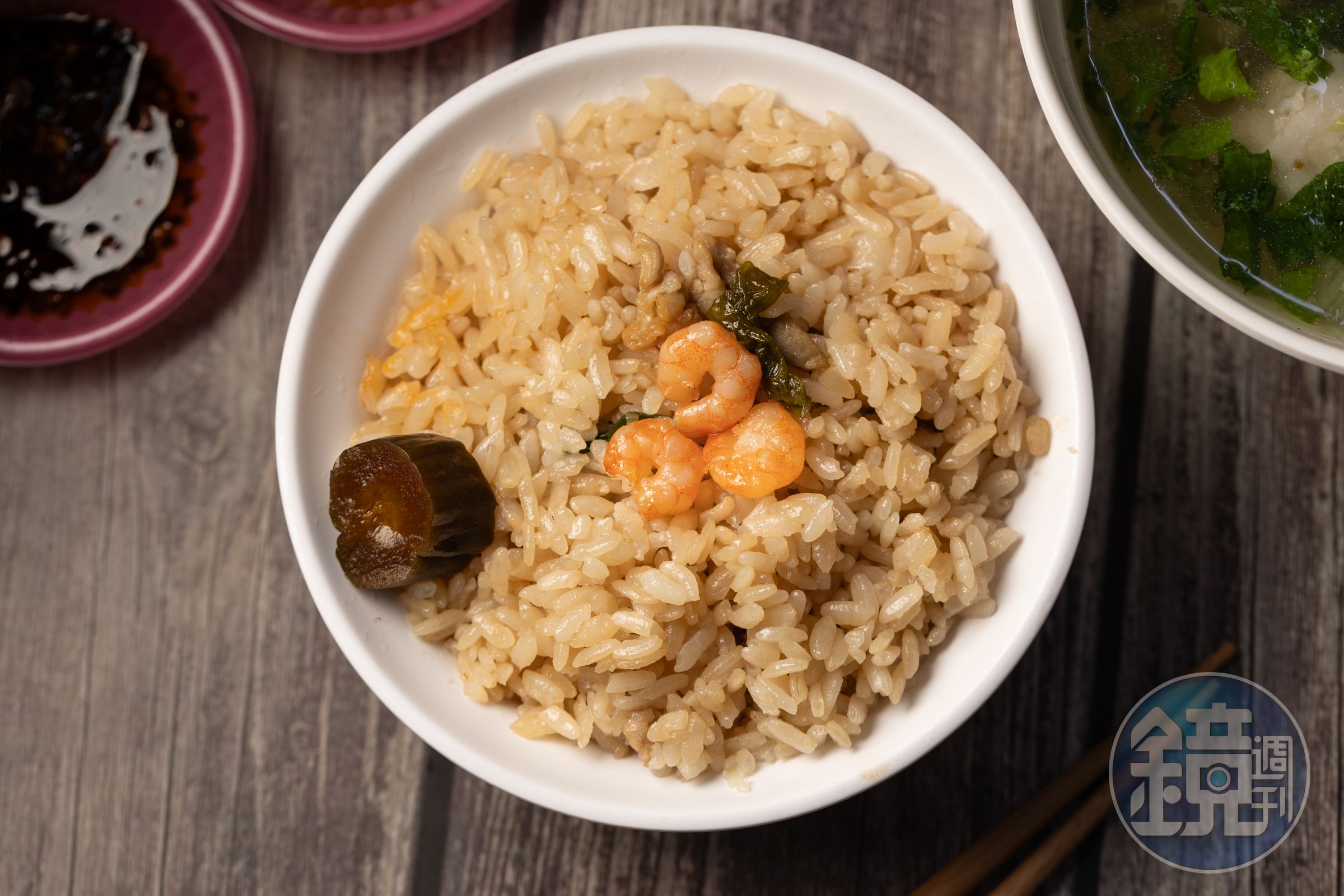 吃起來像是日式炊飯的「蝦仁肉絲飯」，明顯是台南人會愛的鹹甜風味。（25元／小碗）