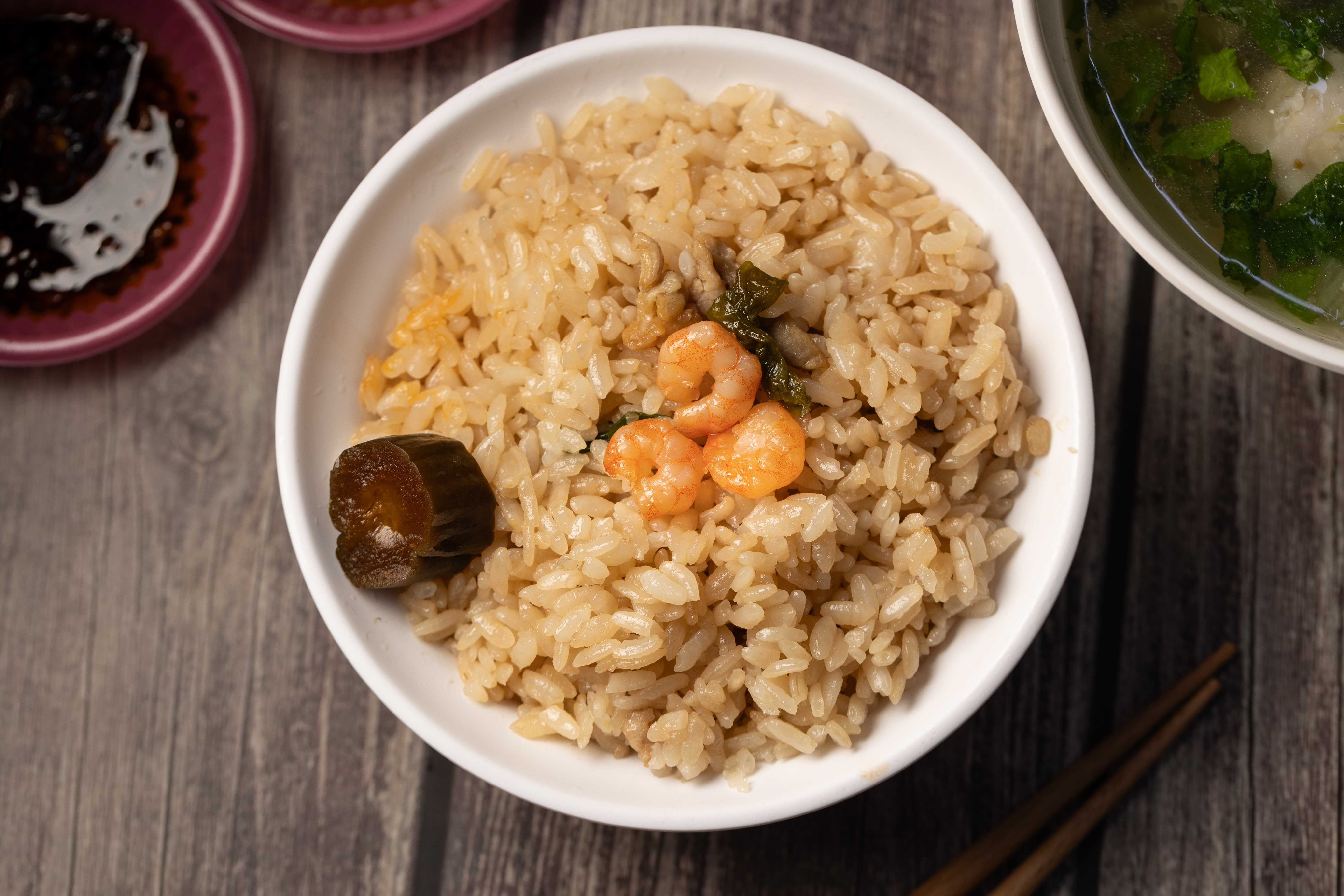吃起來像是日式炊飯的「蝦仁肉絲飯」，明顯是台南人會愛的鹹甜風味。（25元／小碗）