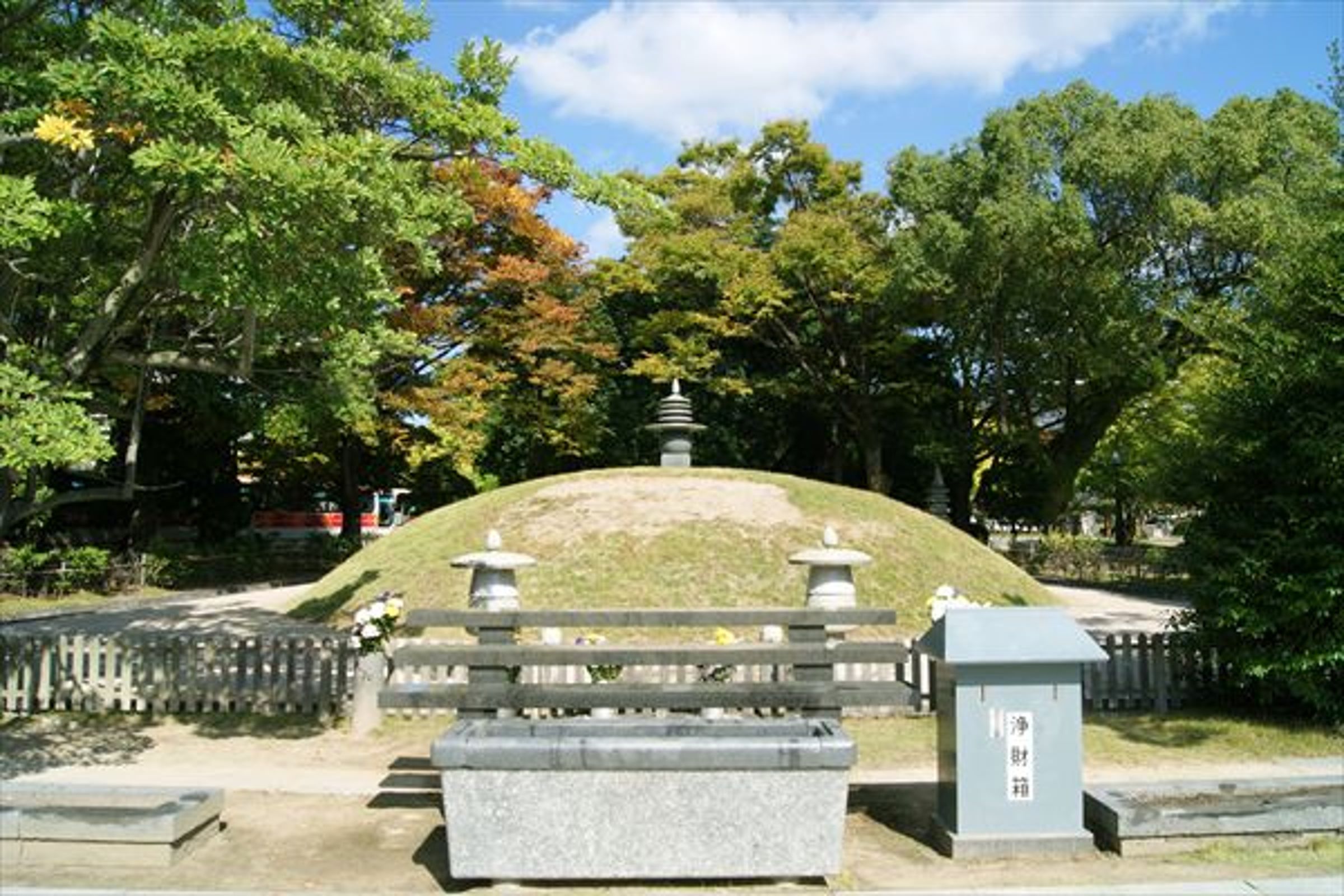 和平紀念公園內「原爆供養塔」進行睽違40年的全面清查後,確認在安置的骨灰罈中發現了52名罹難者的遺髮。(翻攝自日本總務省)