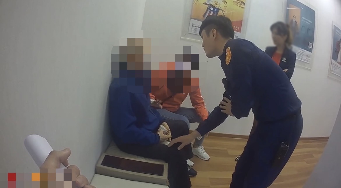 民眾疑似遭遇詐騙，員警獲報到場了解。（翻攝畫面）