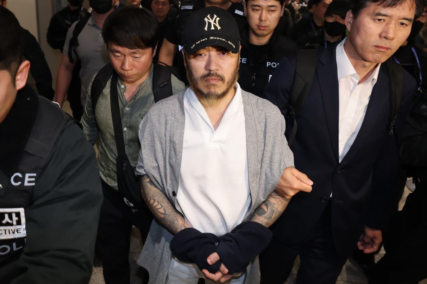 當朴王烈出現在仁川國際機場時，滿臉鬍渣、眼神冷漠。（翻攝自chosun.com）