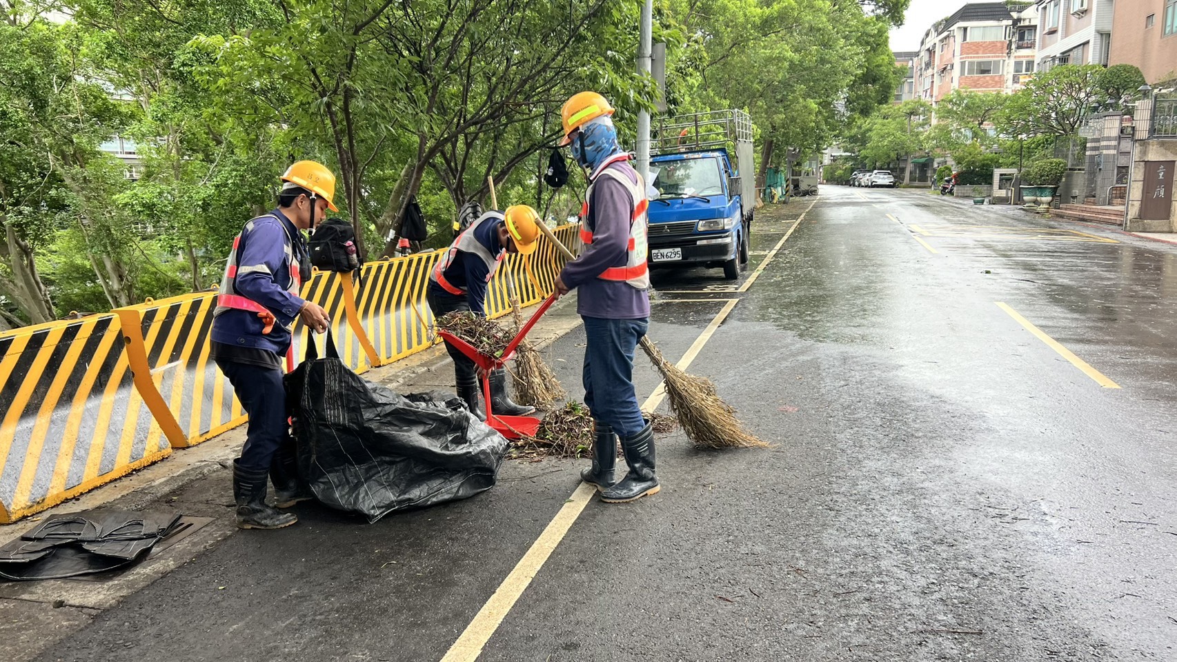 皇昌營造協助內湖瑞光公園周邊清掃。(翻攝畫面)
