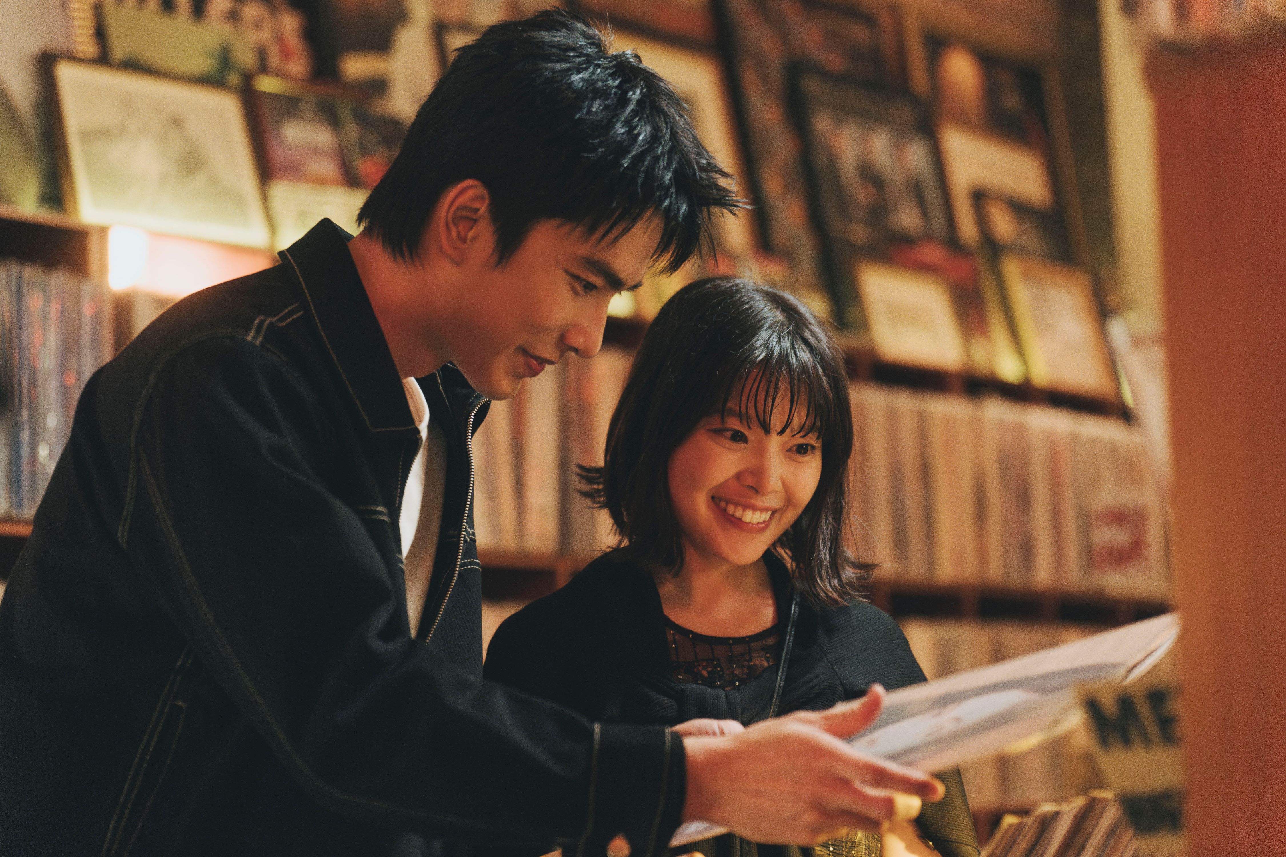 日本影后岸井雪乃(右)在《鼠一般的你》中與曾敬驊(左) 同台演出。(華映提供)