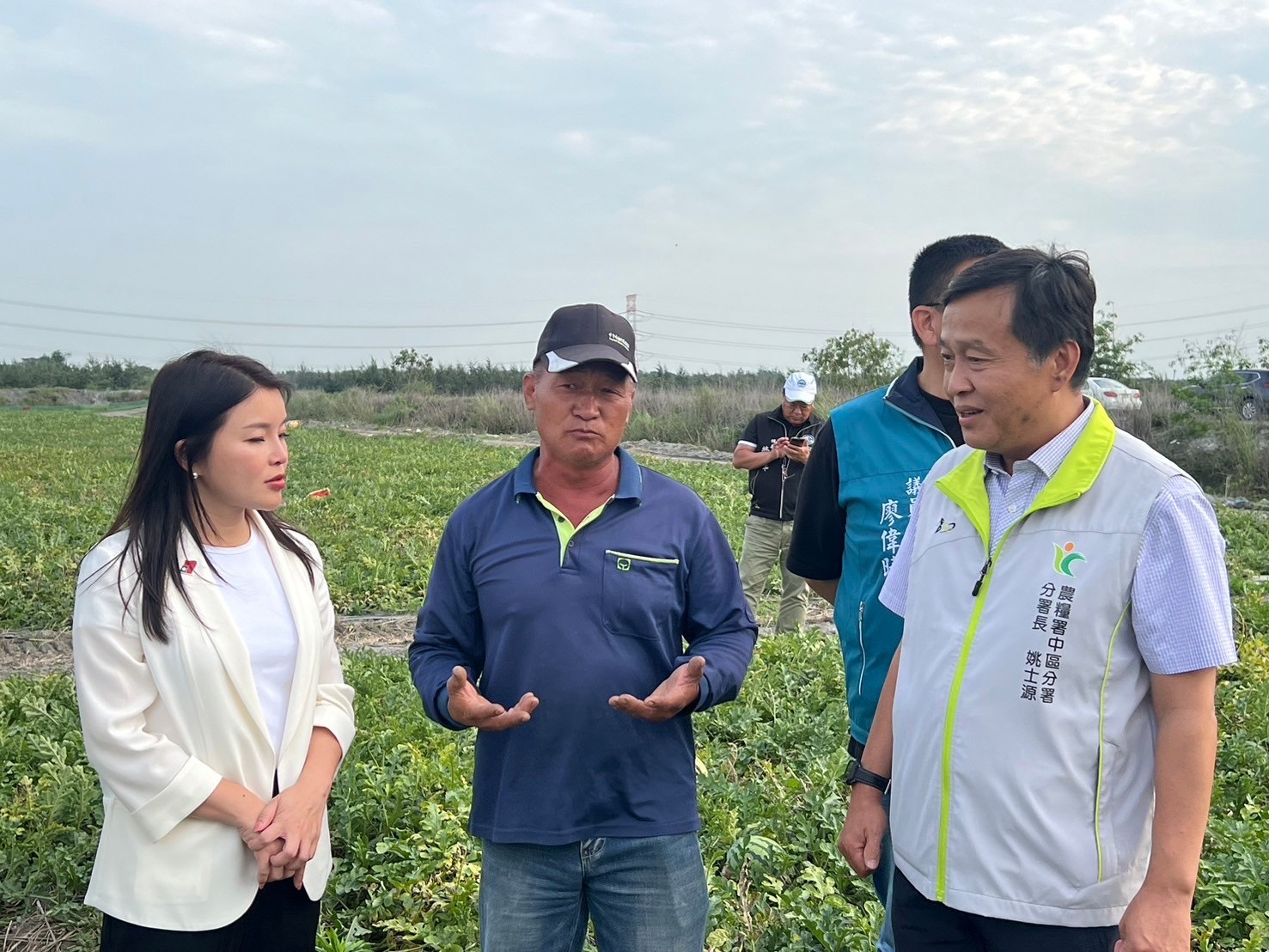 張嘉郡今邀集農糧署中區分署分署長姚士源、雲林縣政府農業處副處長蔡耿宇等官員,前往二崙進行實地會勘。(張嘉郡國會辦公室提供)