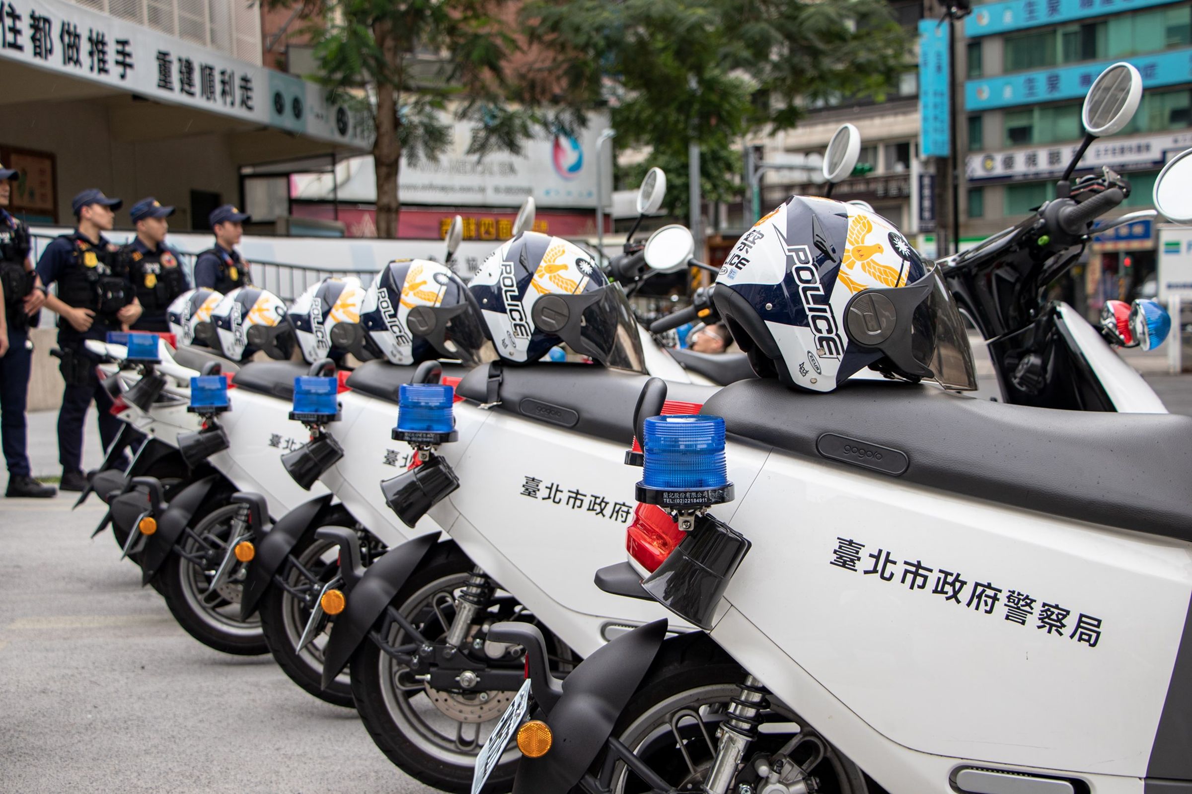 檢警調偵辦不動產業者結合警察、律師,偽造獨居老人遺囑騙土地獲得上億元不法所得案件。(翻攝中山警分局臉書)