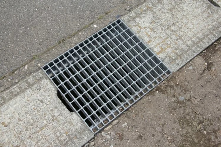 怪男就愛當變態忍者龜！22年來躲水溝1千次，透過溝蓋縫隙偷拍女生裙底。（示意圖）