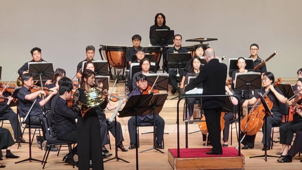 法國號演奏家陳谷欣比賽時由管弦樂團伴奏。（陳谷欣提供）