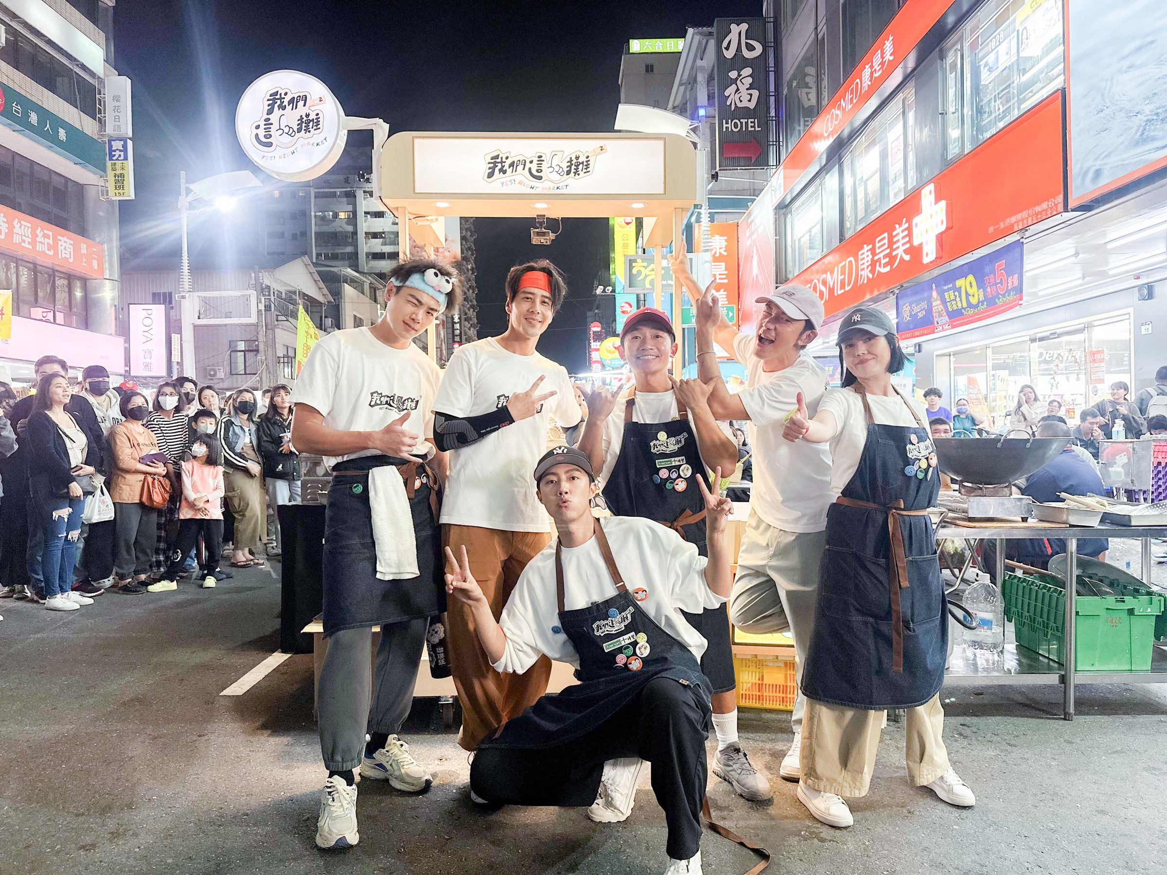 苗可麗、胡宇威、蔡昌憲、禾浩辰、蔡凡熙前往高雄六合夜市擺攤。(華視、三立提供)