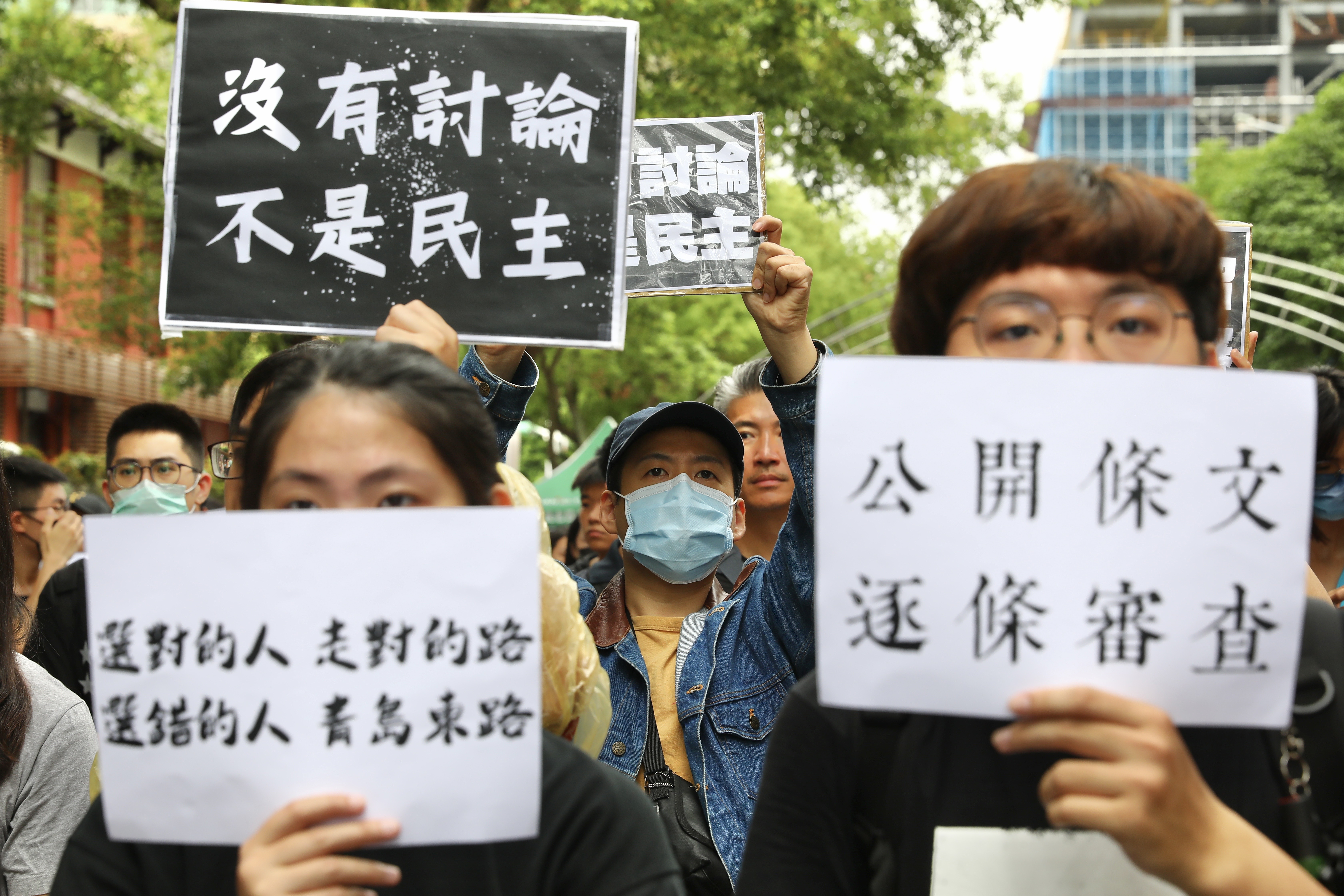 民眾怒批國會藍白2黨黑箱、高舉「我藐視國會」等看板諷刺國會濫權。