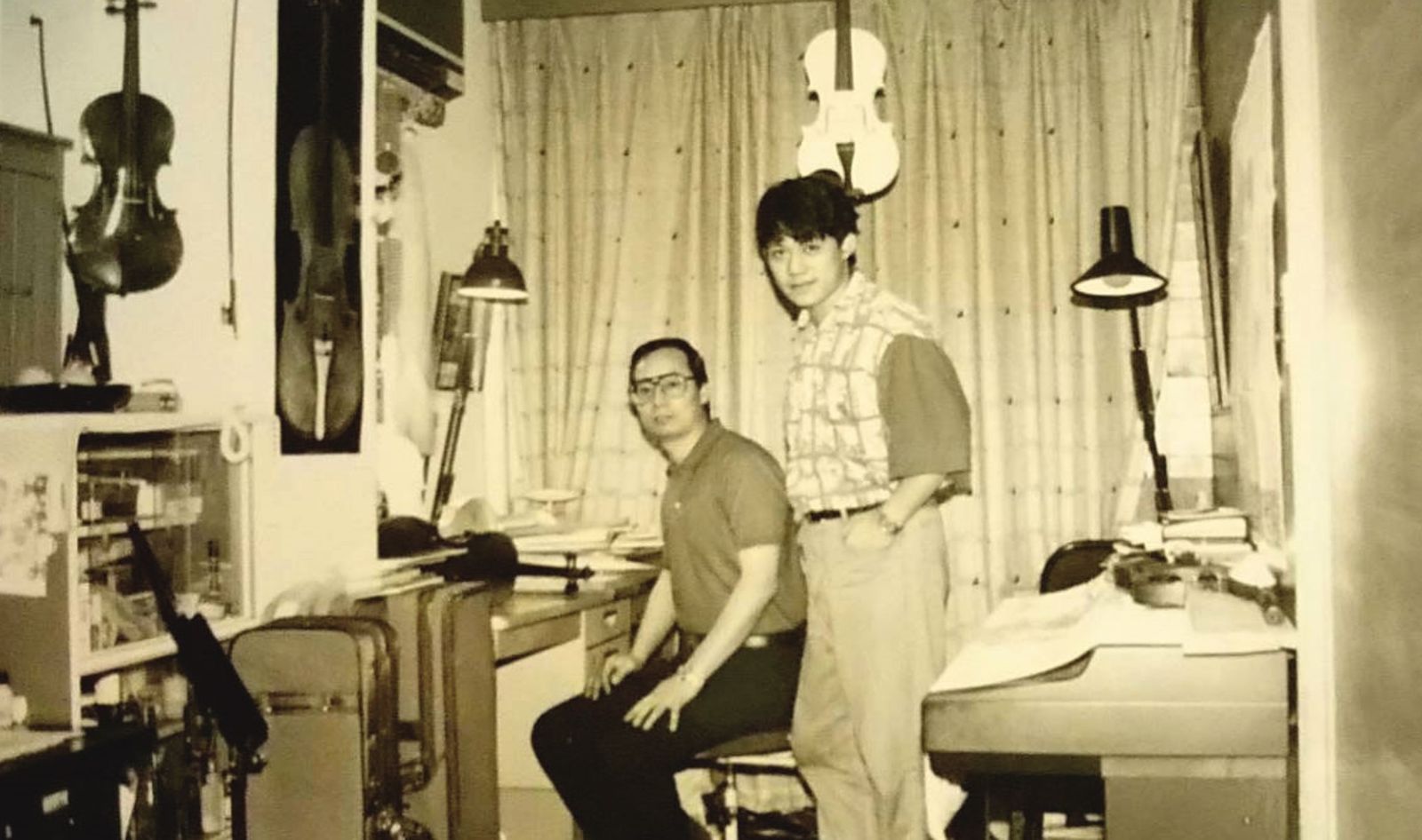 黃聖彥(右)在日本拜製琴名師申飛(左)為師,習製琴6年。(黃聖彥提供)
