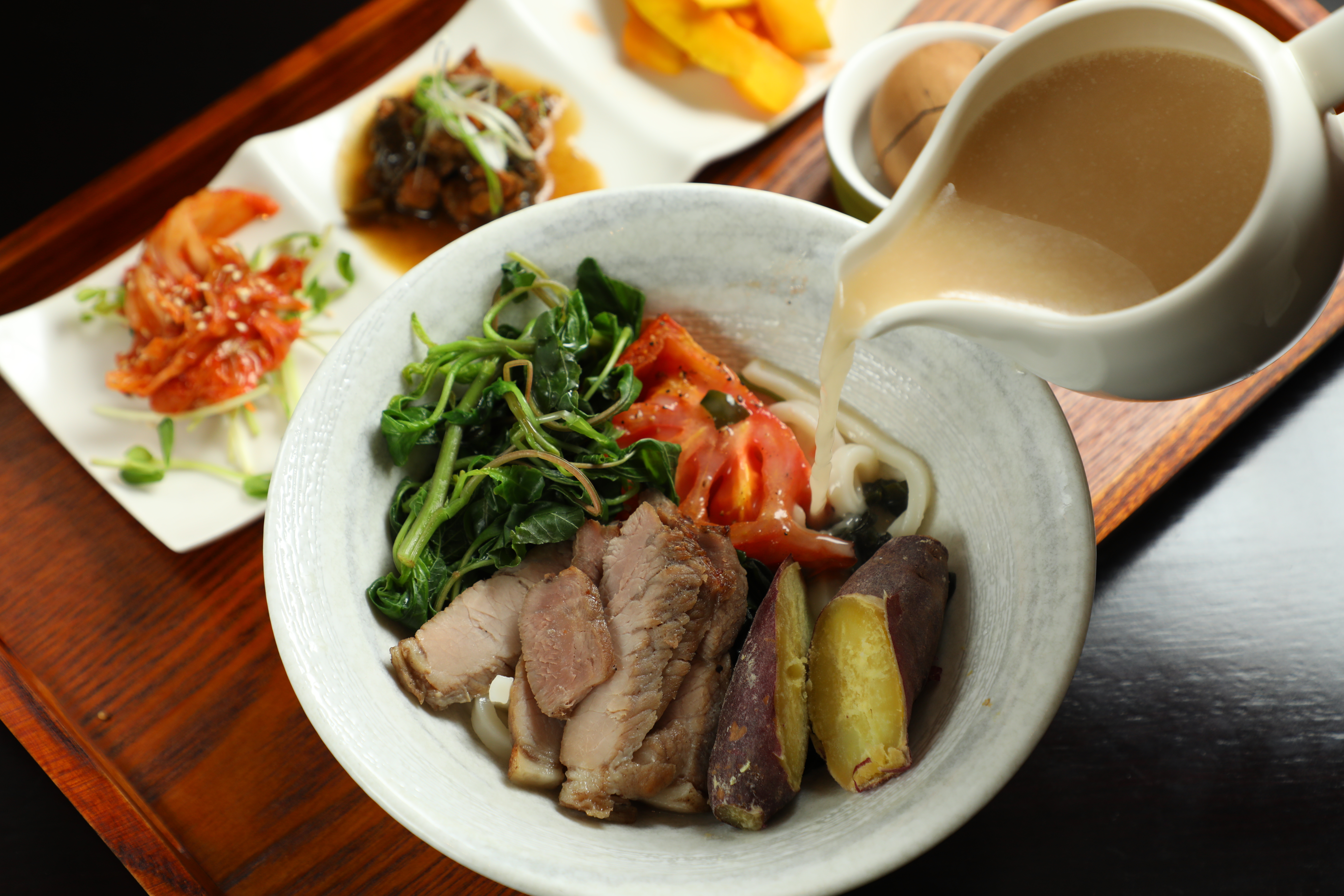 午間套餐提供原民風味套餐「瑞穗奶香鹹豬肉湯麵」將瑞穗鮮乳入湯底，湯頭醇厚。（480元／份）