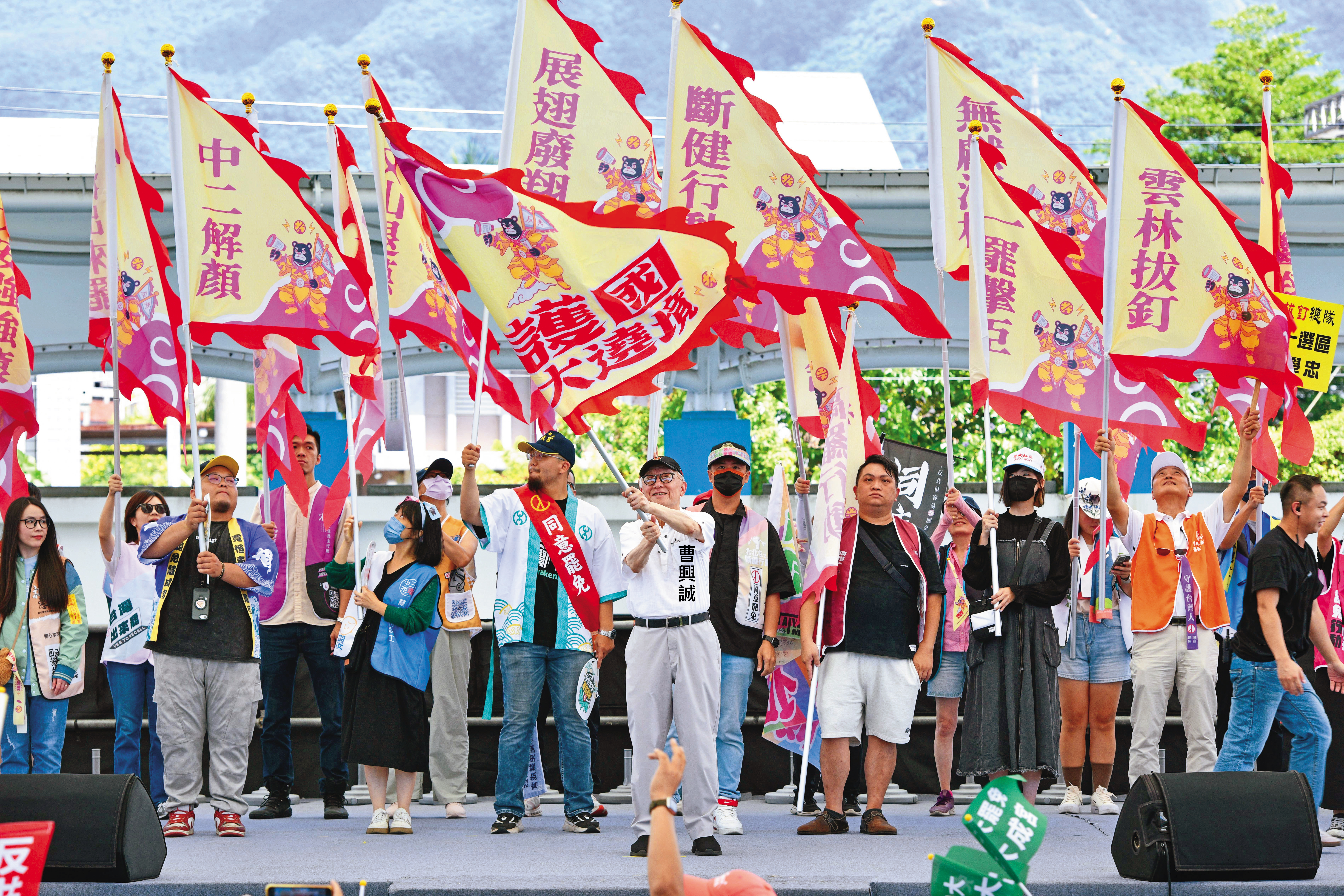 護國大遶境4日自花蓮起駕，出發前反共護台志工聯盟創辦人曹興誠授旗給各罷團代表。（鏡報李智為）